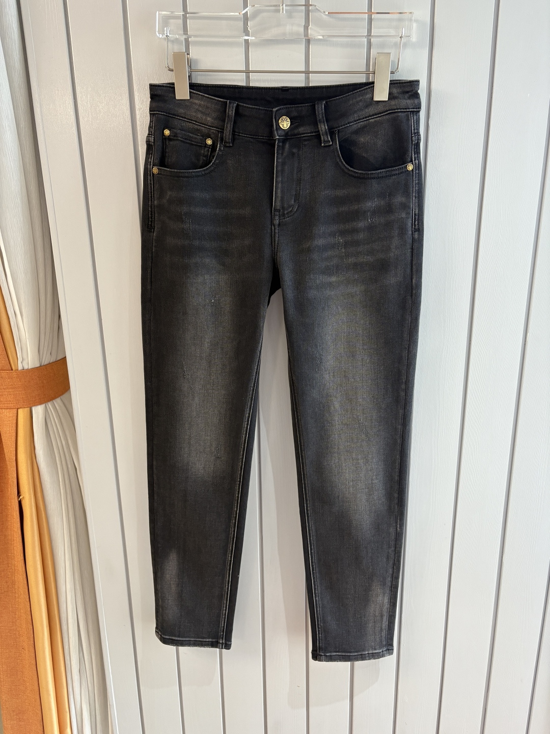 专柜🆕2025秋冬设计推荐 热卖牛仔裤🆕柔软亲肤面料 奢华头层牛皮腰牌 经典蓝洗水 专柜限量款 奢华感订