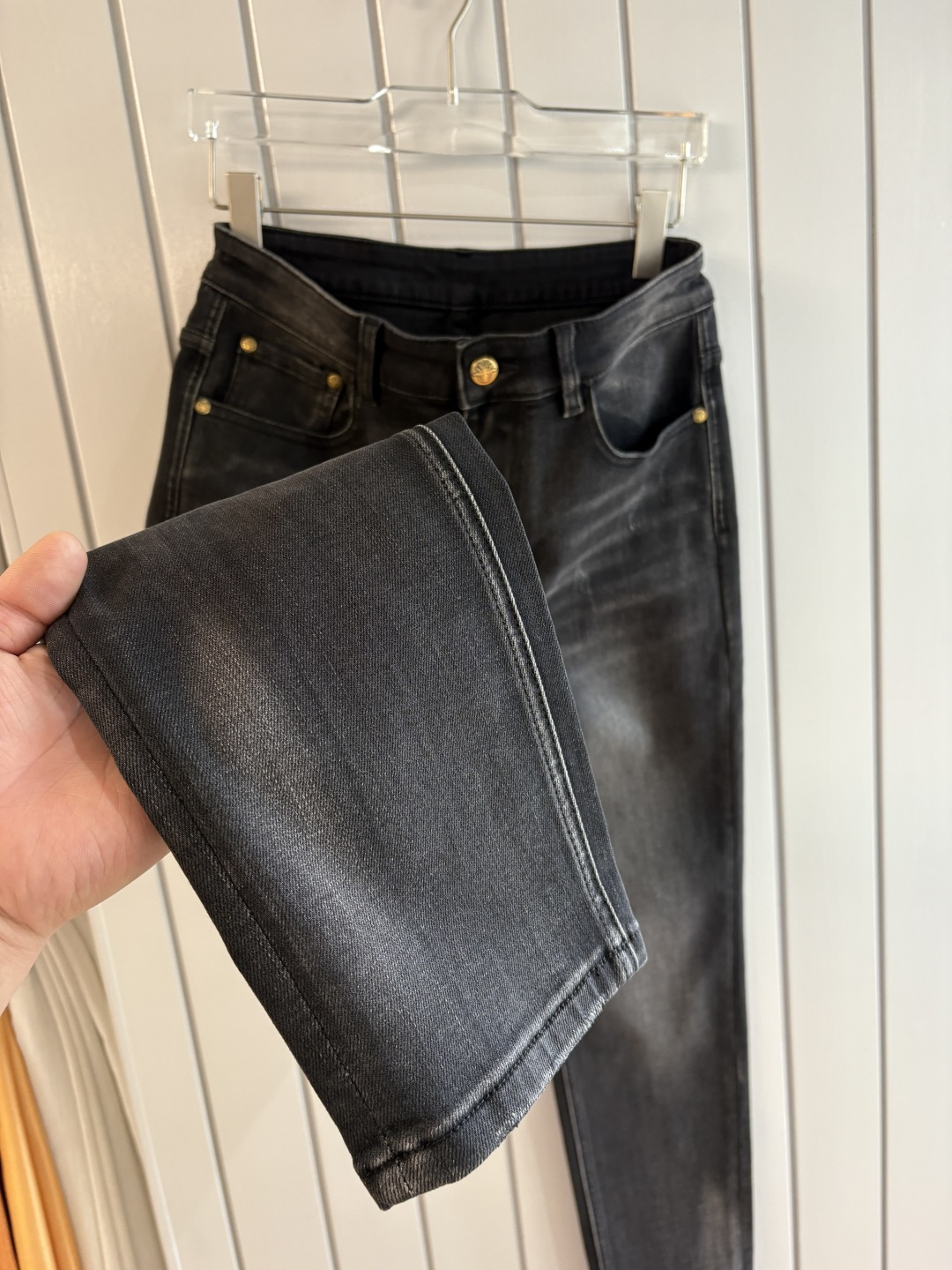 专柜🆕2025秋冬设计推荐 热卖牛仔裤🆕柔软亲肤面料 奢华头层牛皮腰牌 经典蓝洗水 专柜限量款 奢华感订