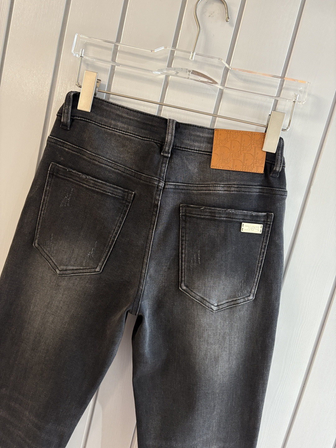 专柜🆕2025秋冬设计推荐 热卖牛仔裤🆕柔软亲肤面料 奢华头层牛皮腰牌 经典蓝洗水 专柜限量款 奢华感订