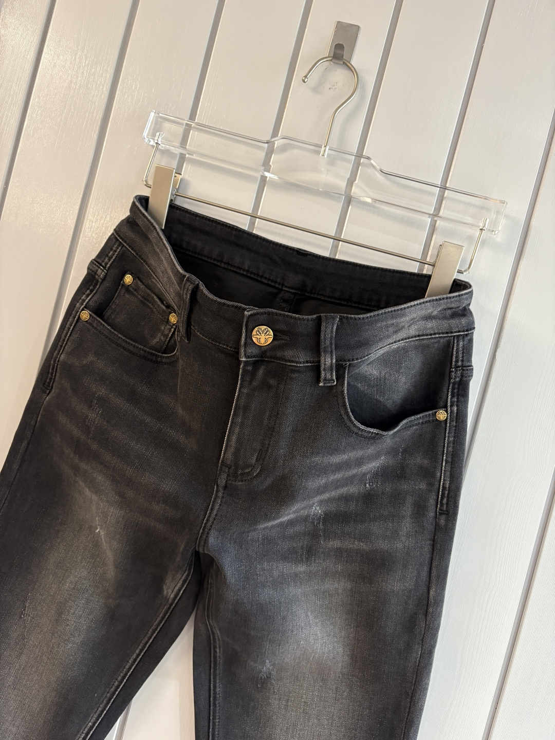 专柜🆕2025秋冬设计推荐 热卖牛仔裤🆕柔软亲肤面料 奢华头层牛皮腰牌 经典蓝洗水 专柜限量款 奢华感订