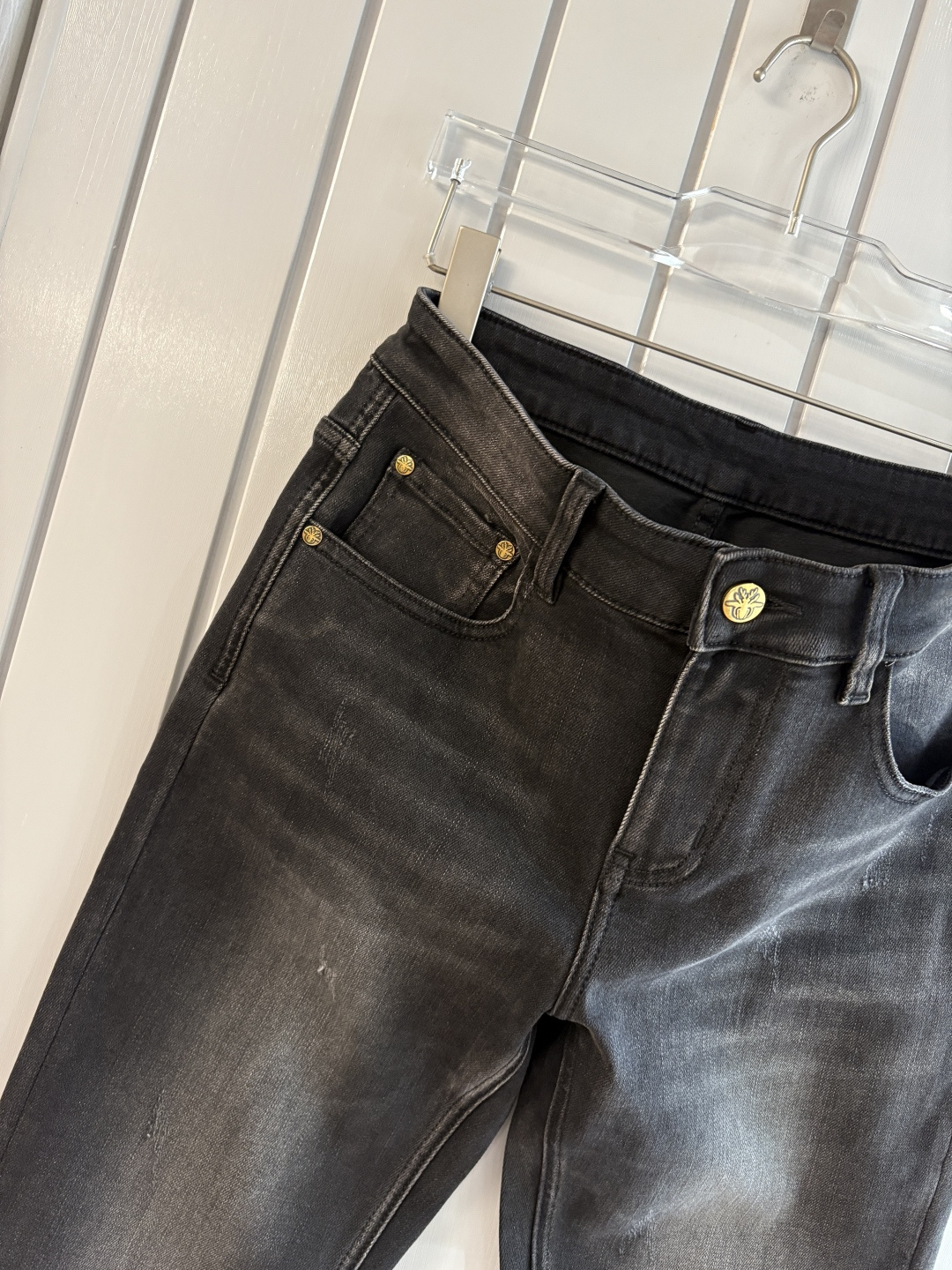 专柜🆕2025秋冬设计推荐 热卖牛仔裤🆕柔软亲肤面料 奢华头层牛皮腰牌 经典蓝洗水 专柜限量款 奢华感订