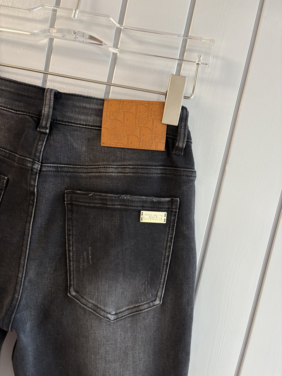 专柜🆕2025秋冬设计推荐 热卖牛仔裤🆕柔软亲肤面料 奢华头层牛皮腰牌 经典蓝洗水 专柜限量款 奢华感订