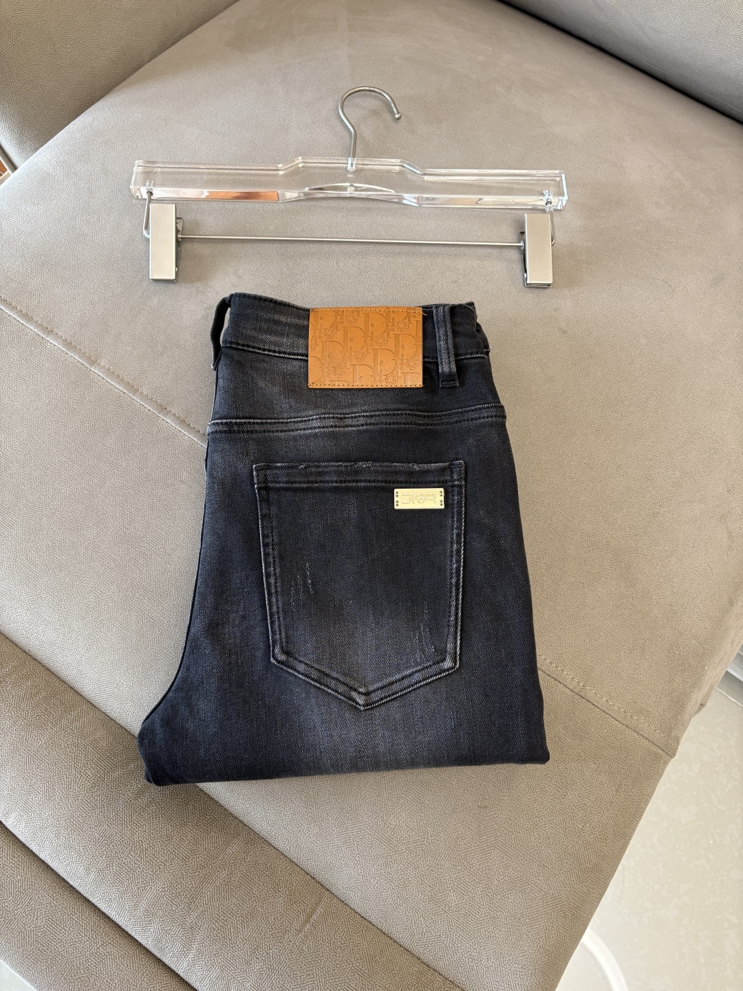 专柜🆕2025秋冬设计推荐 热卖牛仔裤🆕柔软亲肤面料 奢华头层牛皮腰牌 经典蓝洗水 专柜限量款 奢华感订