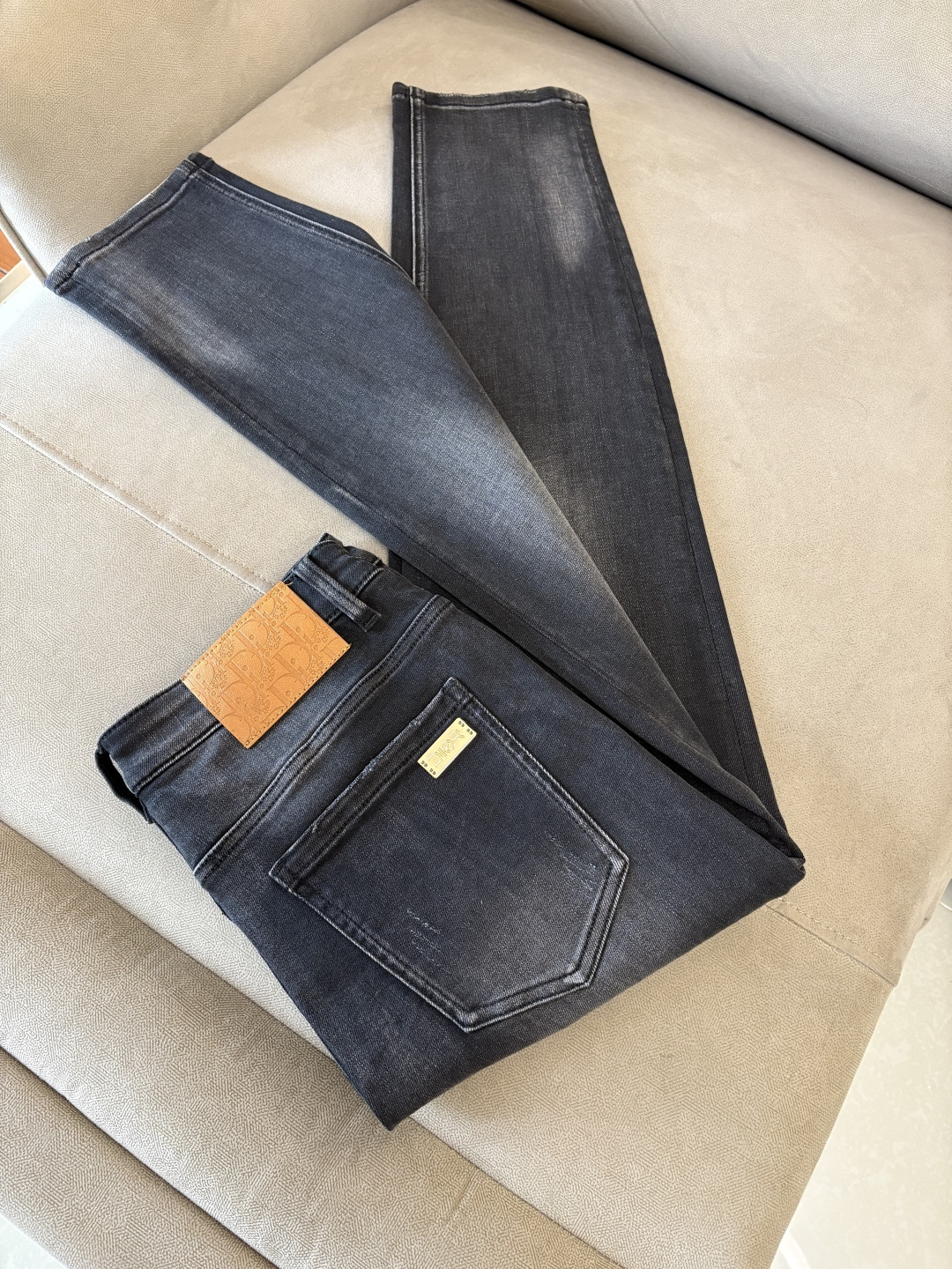 专柜🆕2025秋冬设计推荐 热卖牛仔裤🆕柔软亲肤面料 奢华头层牛皮腰牌 经典蓝洗水 专柜限量款 奢华感订