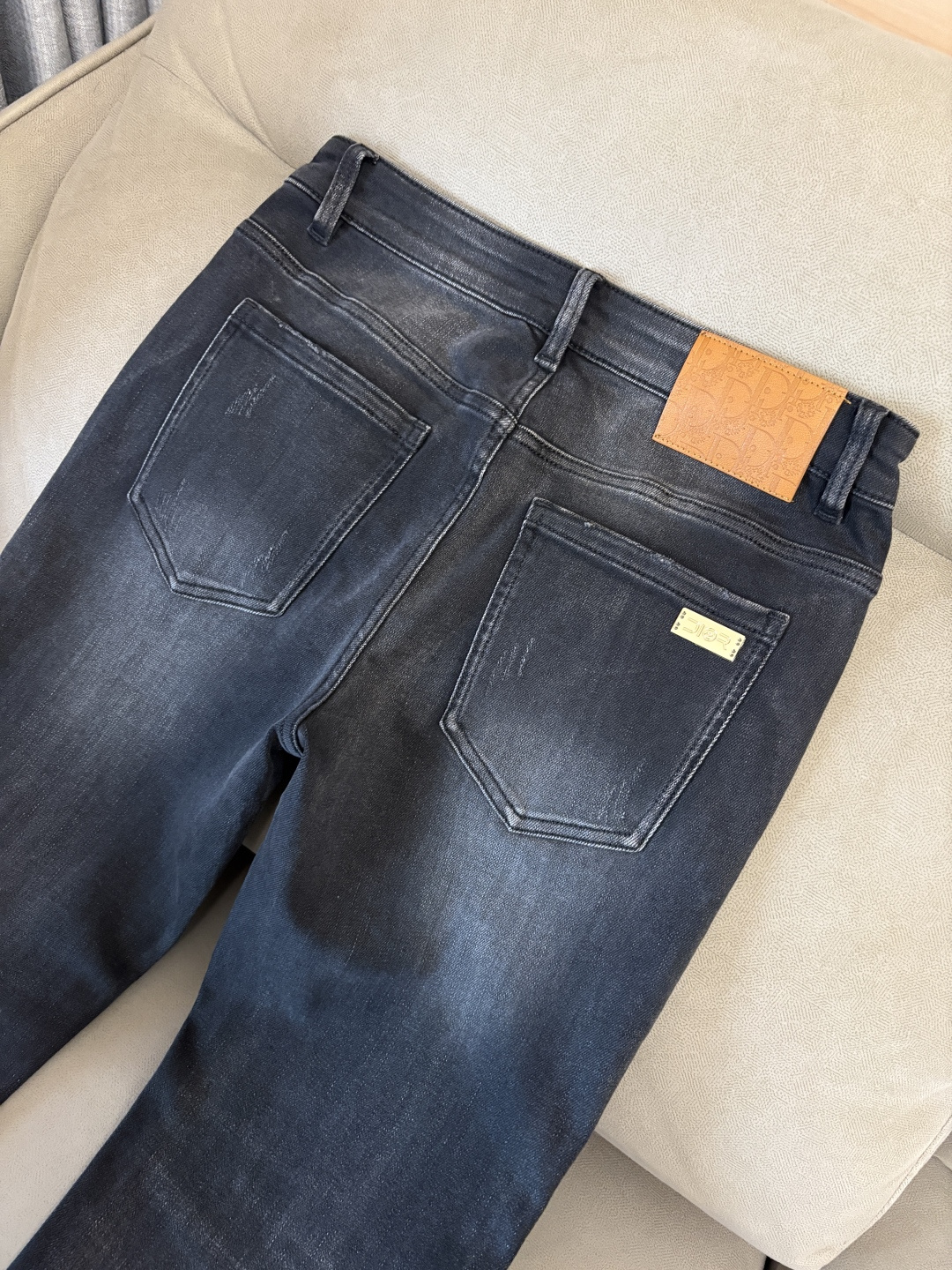 专柜🆕2025秋冬设计推荐 热卖牛仔裤🆕柔软亲肤面料 奢华头层牛皮腰牌 经典蓝洗水 专柜限量款 奢华感订