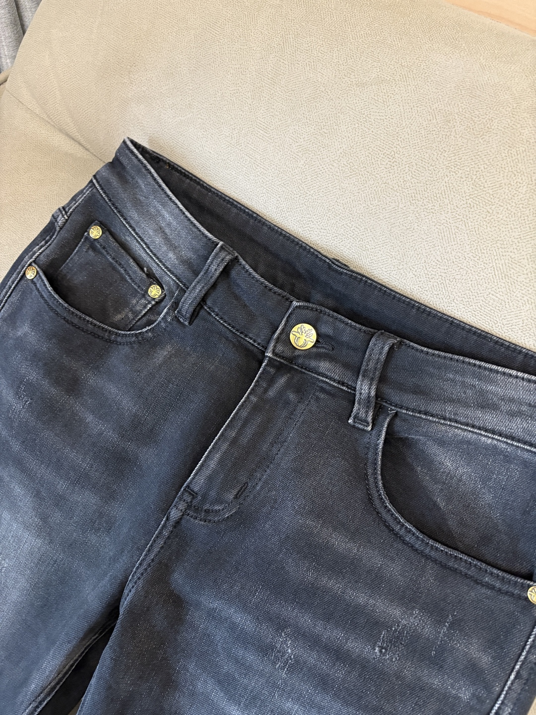 专柜🆕2025秋冬设计推荐 热卖牛仔裤🆕柔软亲肤面料 奢华头层牛皮腰牌 经典蓝洗水 专柜限量款 奢华感订