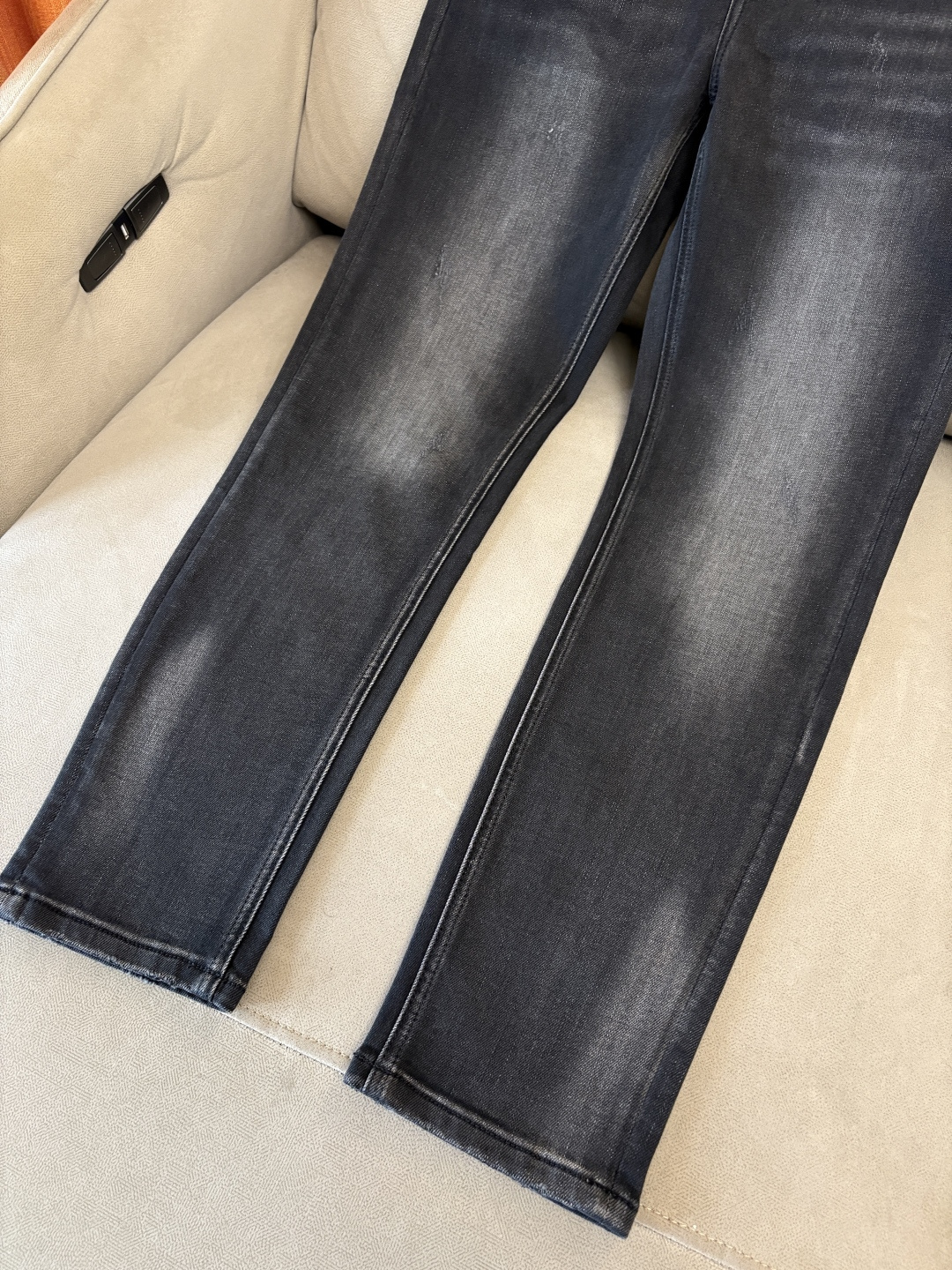 专柜🆕2025秋冬设计推荐 热卖牛仔裤🆕柔软亲肤面料 奢华头层牛皮腰牌 经典蓝洗水 专柜限量款 奢华感订