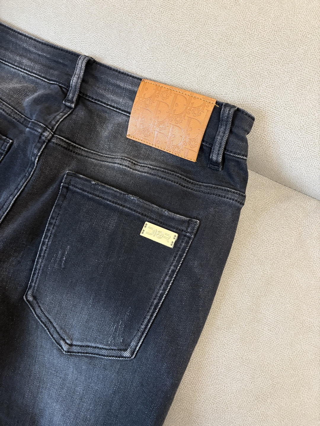 专柜🆕2025秋冬设计推荐 热卖牛仔裤🆕柔软亲肤面料 奢华头层牛皮腰牌 经典蓝洗水 专柜限量款 奢华感订