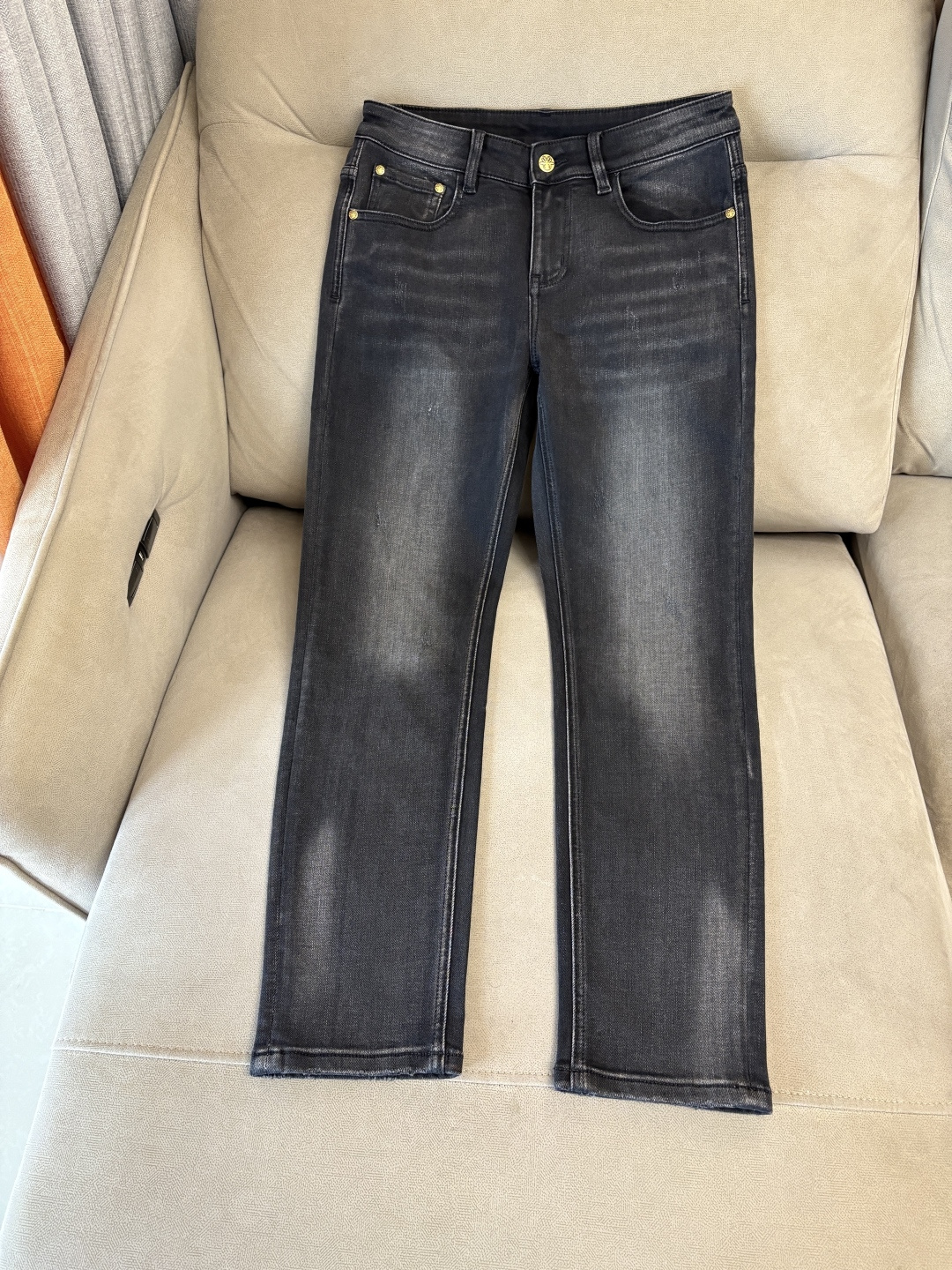 专柜🆕2025秋冬设计推荐 热卖牛仔裤🆕柔软亲肤面料 奢华头层牛皮腰牌 经典蓝洗水 专柜限量款 奢华感订