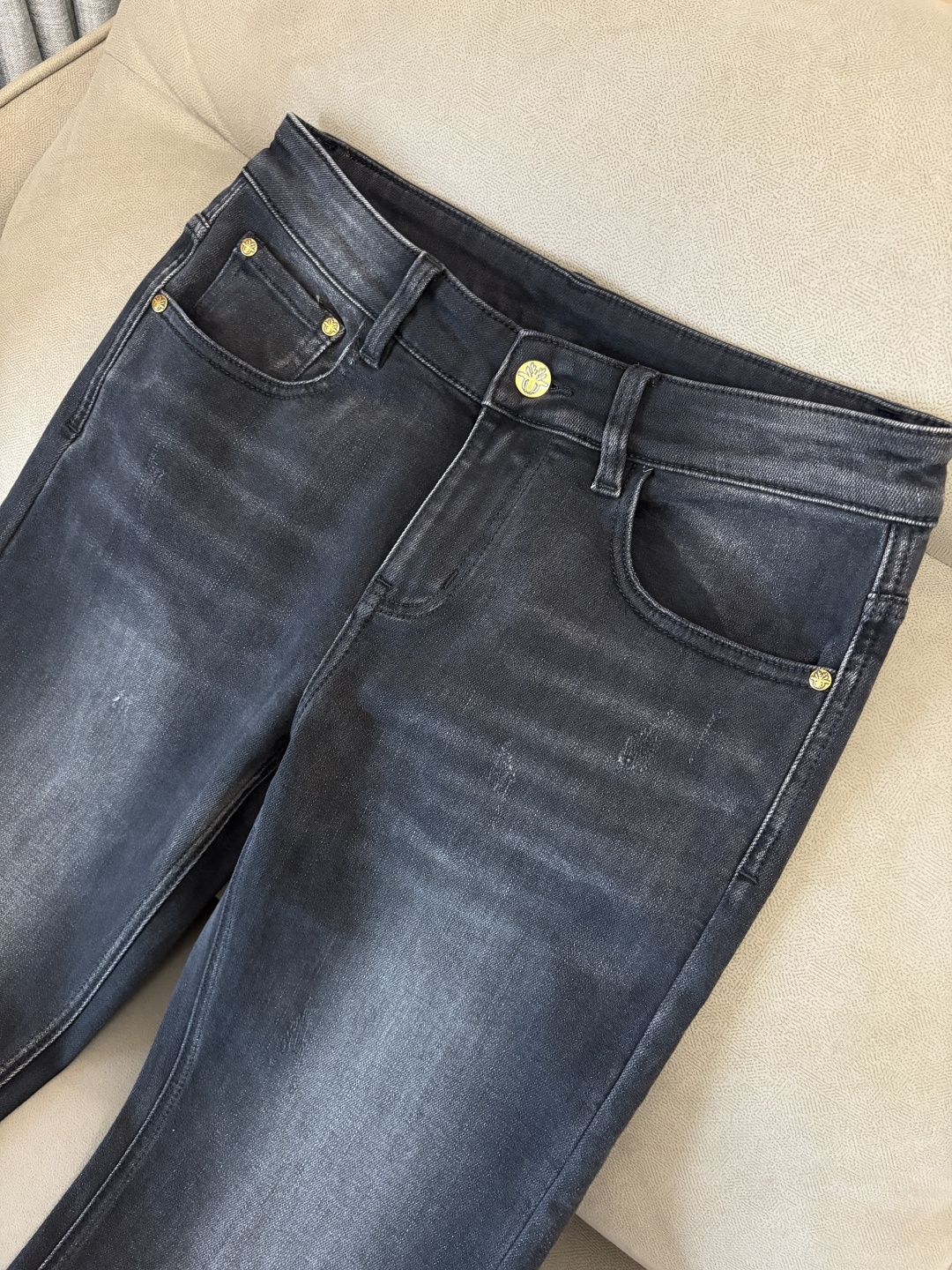 专柜🆕2025秋冬设计推荐 热卖牛仔裤🆕柔软亲肤面料 奢华头层牛皮腰牌 经典蓝洗水 专柜限量款 奢华感订