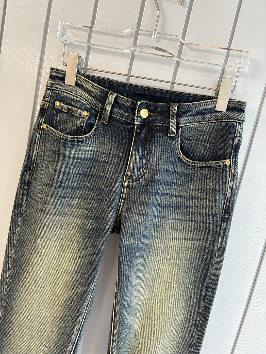 专柜🆕2025秋冬设计推荐 热卖牛仔裤🆕柔软亲肤面料 奢华头层牛皮腰牌 经典蓝洗水 专柜限量款 奢华感订