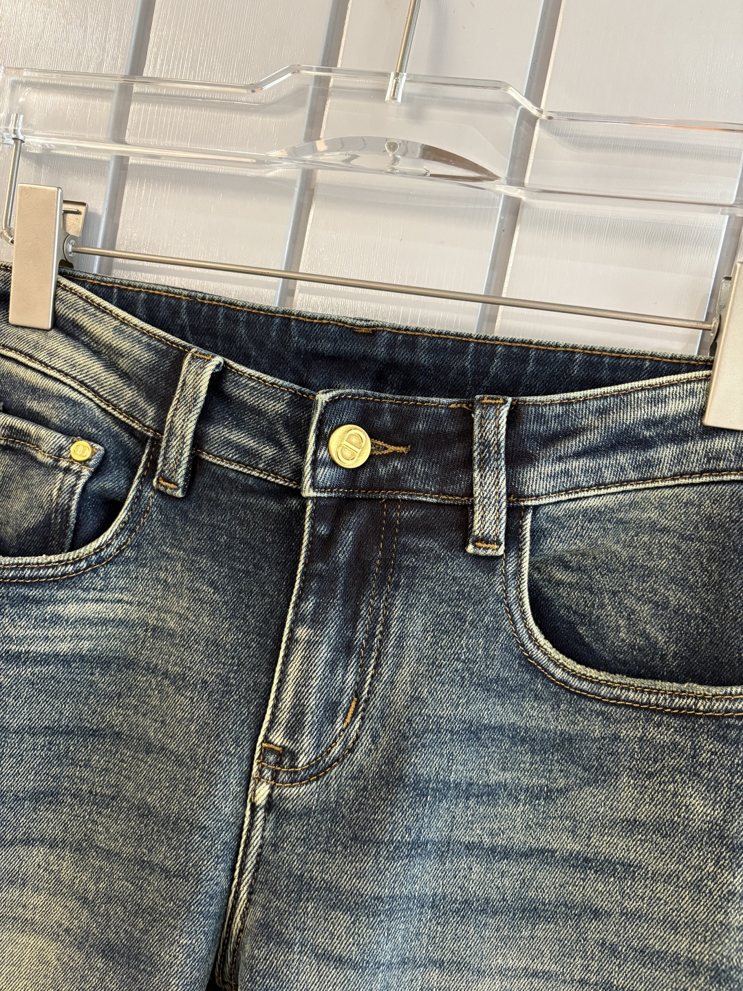 专柜🆕2025秋冬设计推荐 热卖牛仔裤🆕柔软亲肤面料 奢华头层牛皮腰牌 经典蓝洗水 专柜限量款 奢华感订
