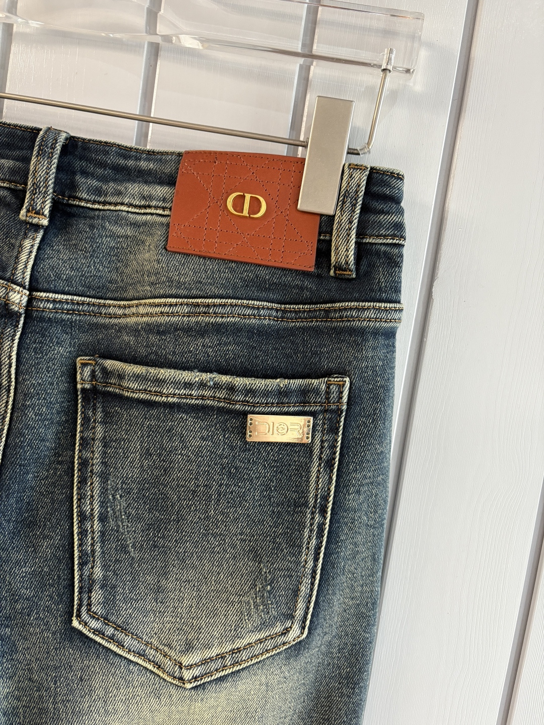 专柜🆕2025秋冬设计推荐 热卖牛仔裤🆕柔软亲肤面料 奢华头层牛皮腰牌 经典蓝洗水 专柜限量款 奢华感订