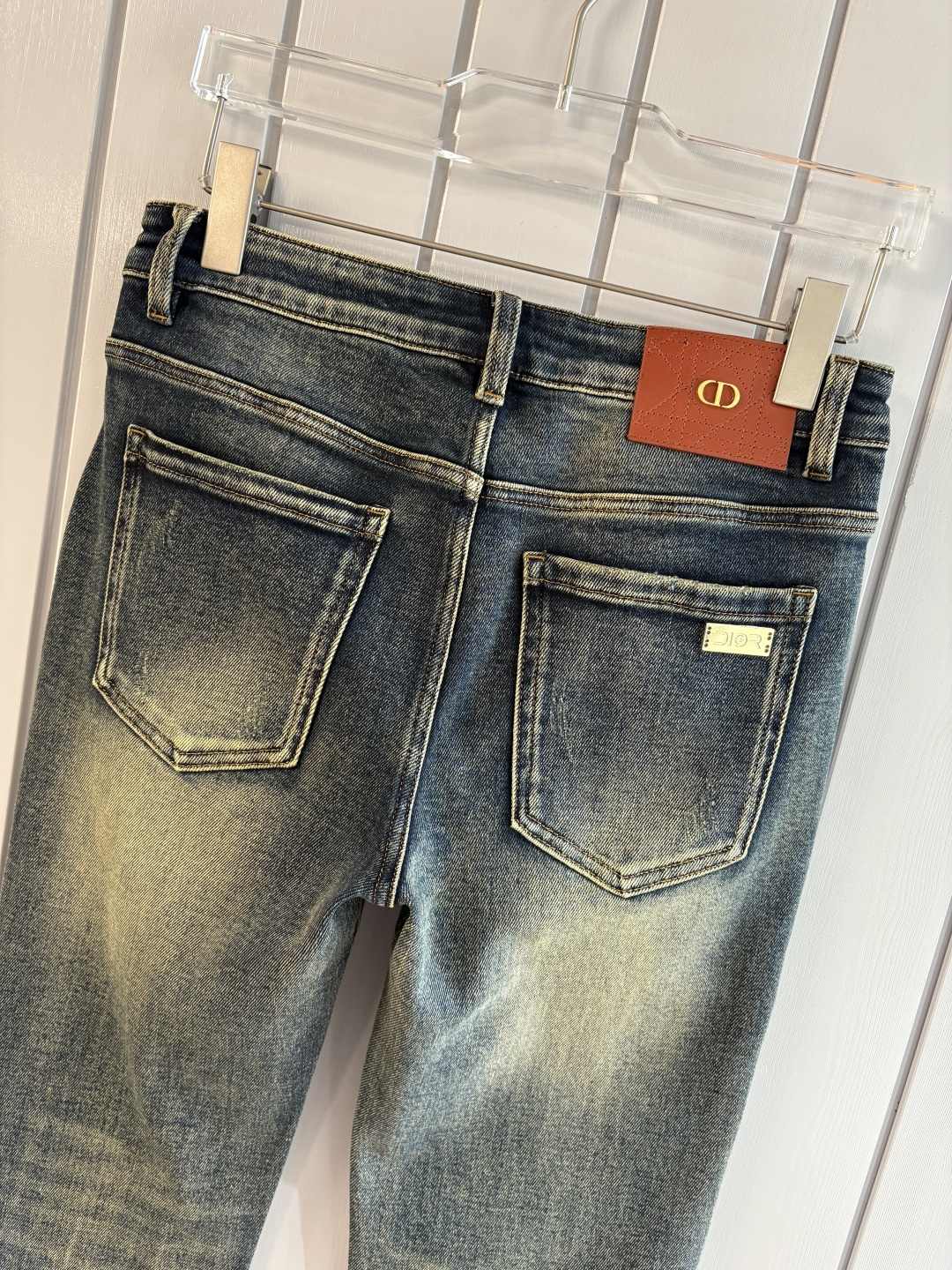 专柜🆕2025秋冬设计推荐 热卖牛仔裤🆕柔软亲肤面料 奢华头层牛皮腰牌 经典蓝洗水 专柜限量款 奢华感订