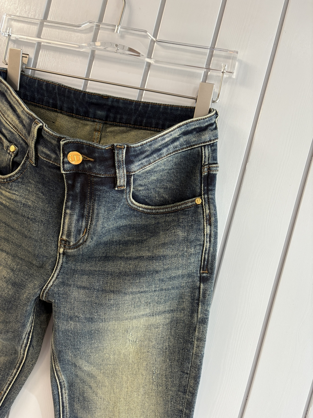 专柜🆕2025秋冬设计推荐 热卖牛仔裤🆕柔软亲肤面料 奢华头层牛皮腰牌 经典蓝洗水 专柜限量款 奢华感订