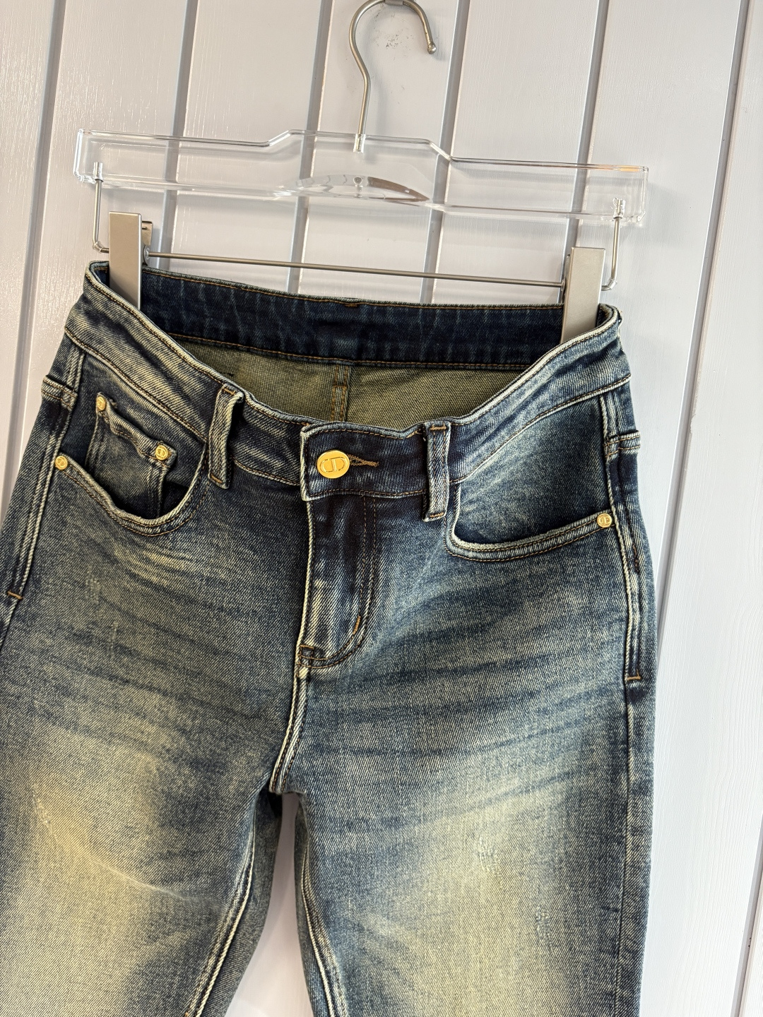 专柜🆕2025秋冬设计推荐 热卖牛仔裤🆕柔软亲肤面料 奢华头层牛皮腰牌 经典蓝洗水 专柜限量款 奢华感订