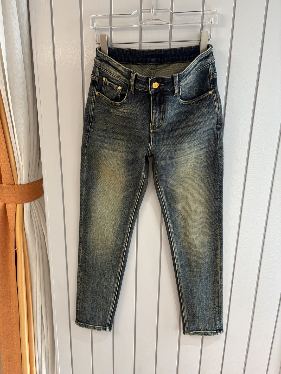 专柜🆕2025秋冬设计推荐 热卖牛仔裤🆕柔软亲肤面料 奢华头层牛皮腰牌 经典蓝洗水 专柜限量款 奢华感订