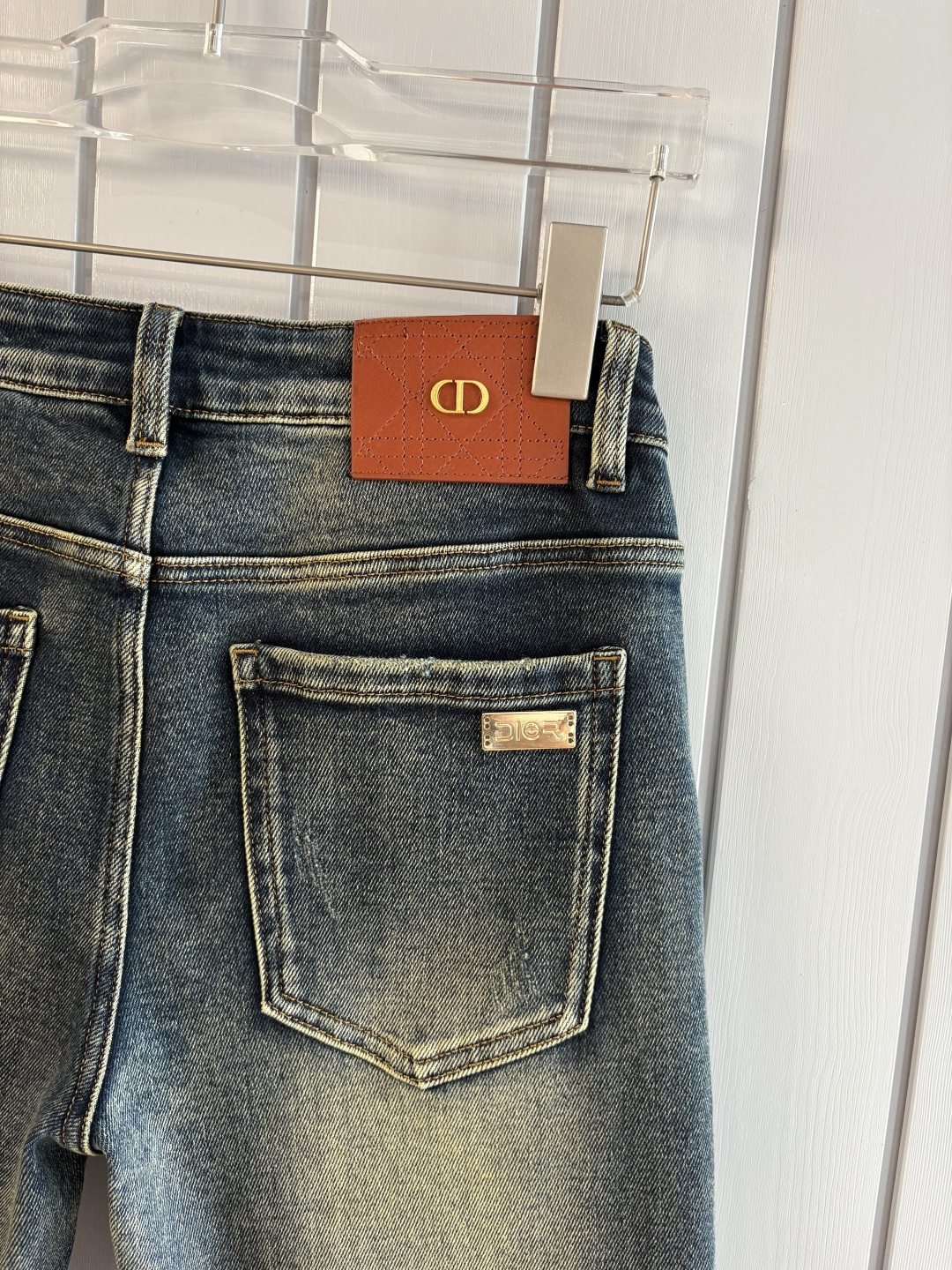 专柜🆕2025秋冬设计推荐 热卖牛仔裤🆕柔软亲肤面料 奢华头层牛皮腰牌 经典蓝洗水 专柜限量款 奢华感订