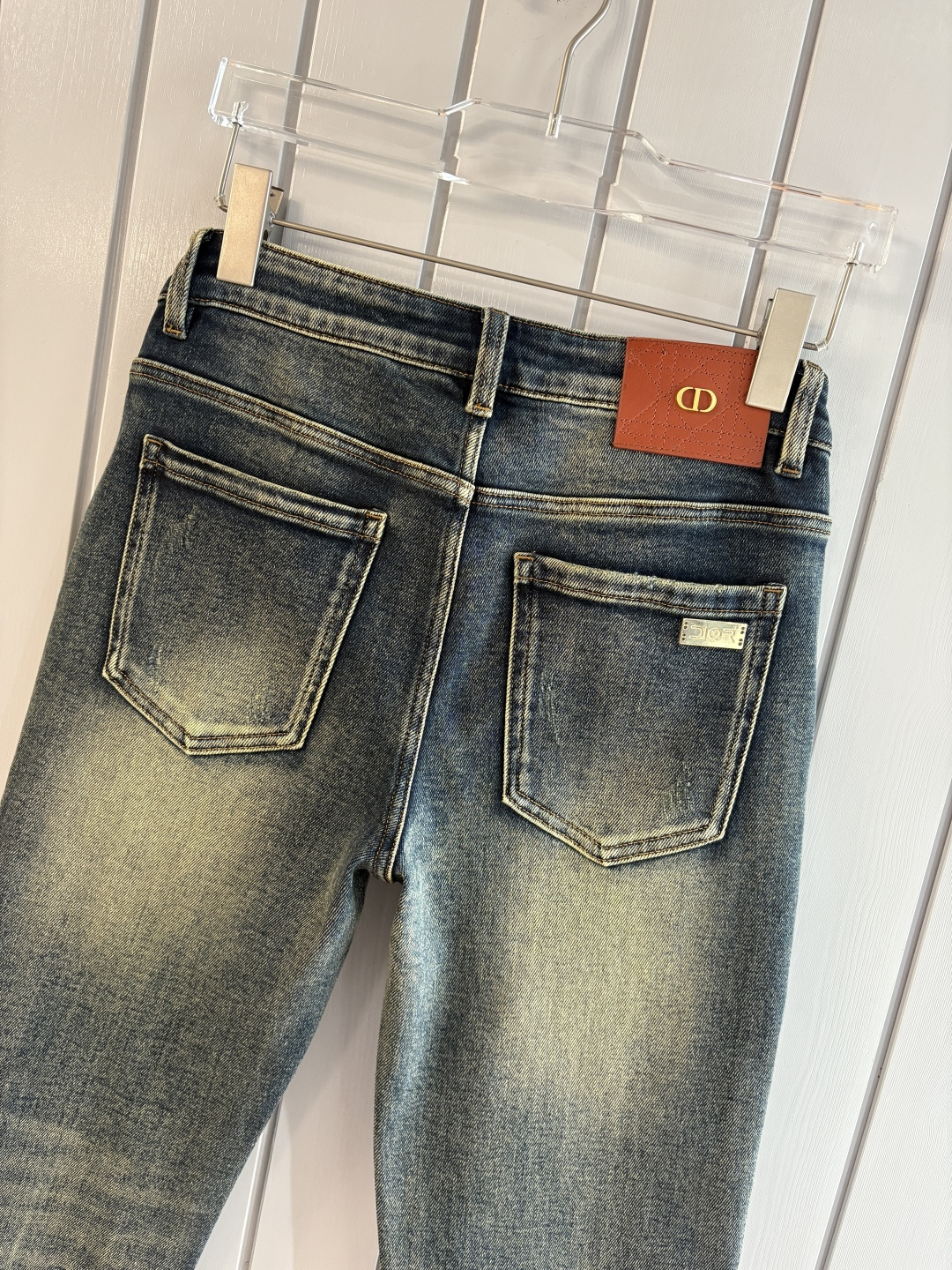 专柜🆕2025秋冬设计推荐 热卖牛仔裤🆕柔软亲肤面料 奢华头层牛皮腰牌 经典蓝洗水 专柜限量款 奢华感订