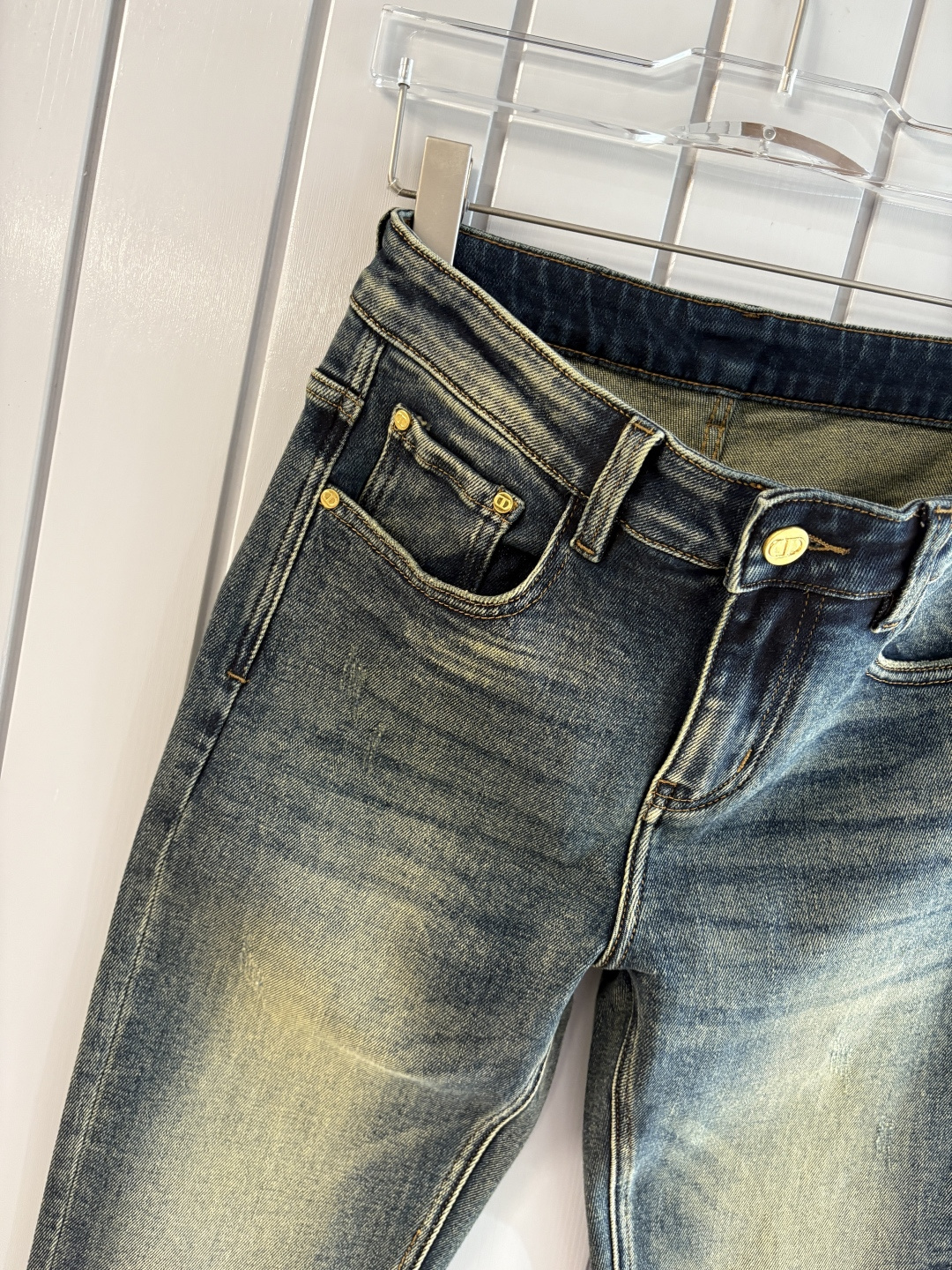 专柜🆕2025秋冬设计推荐 热卖牛仔裤🆕柔软亲肤面料 奢华头层牛皮腰牌 经典蓝洗水 专柜限量款 奢华感订