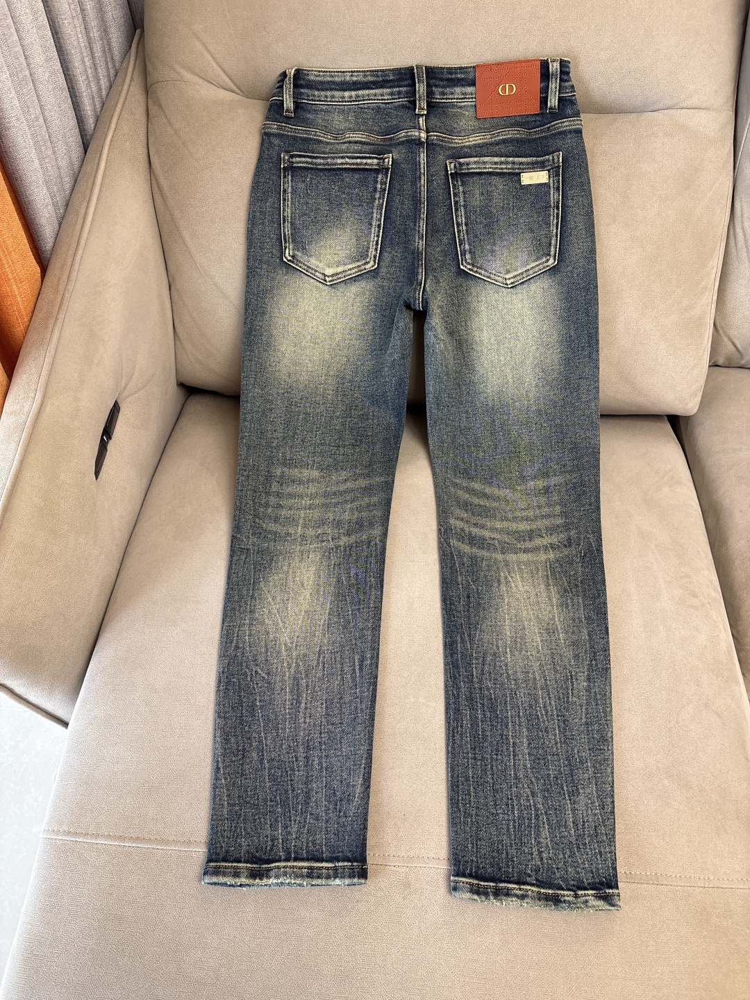专柜🆕2025秋冬设计推荐 热卖牛仔裤🆕柔软亲肤面料 奢华头层牛皮腰牌 经典蓝洗水 专柜限量款 奢华感订
