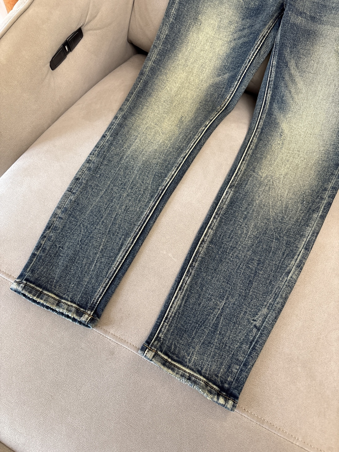 专柜🆕2025秋冬设计推荐 热卖牛仔裤🆕柔软亲肤面料 奢华头层牛皮腰牌 经典蓝洗水 专柜限量款 奢华感订