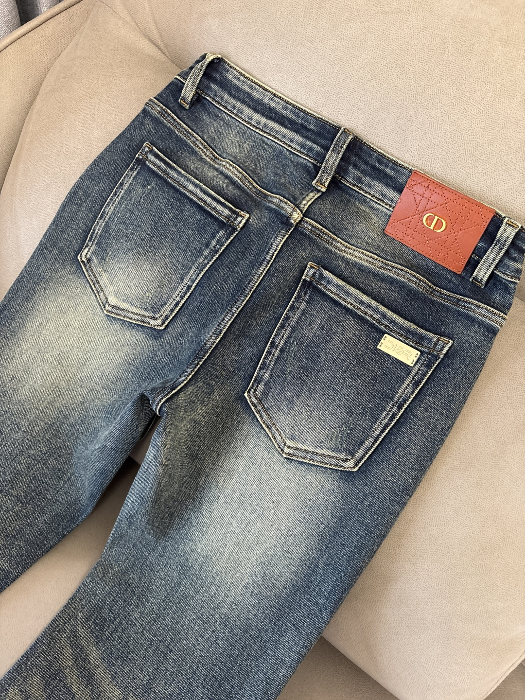 专柜🆕2025秋冬设计推荐 热卖牛仔裤🆕柔软亲肤面料 奢华头层牛皮腰牌 经典蓝洗水 专柜限量款 奢华感订
