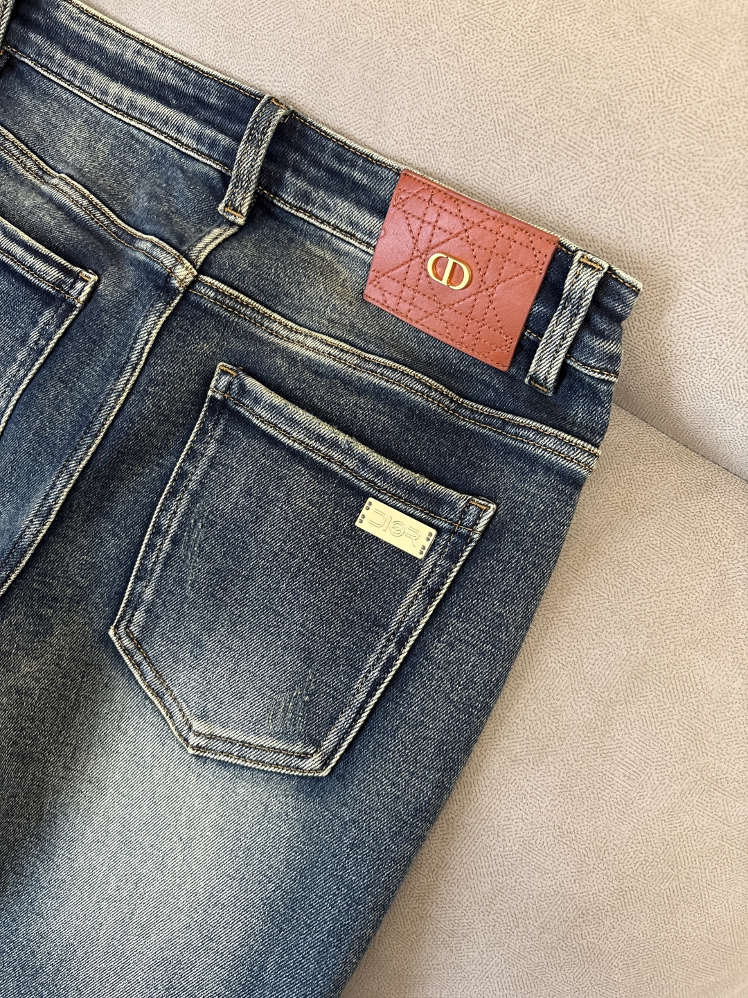 专柜🆕2025秋冬设计推荐 热卖牛仔裤🆕柔软亲肤面料 奢华头层牛皮腰牌 经典蓝洗水 专柜限量款 奢华感订