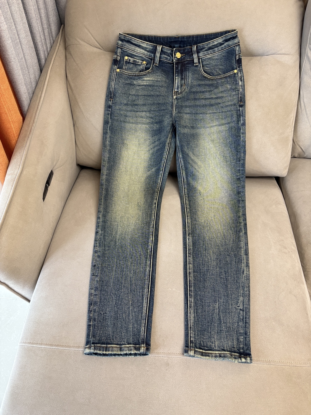 专柜🆕2025秋冬设计推荐 热卖牛仔裤🆕柔软亲肤面料 奢华头层牛皮腰牌 经典蓝洗水 专柜限量款 奢华感订