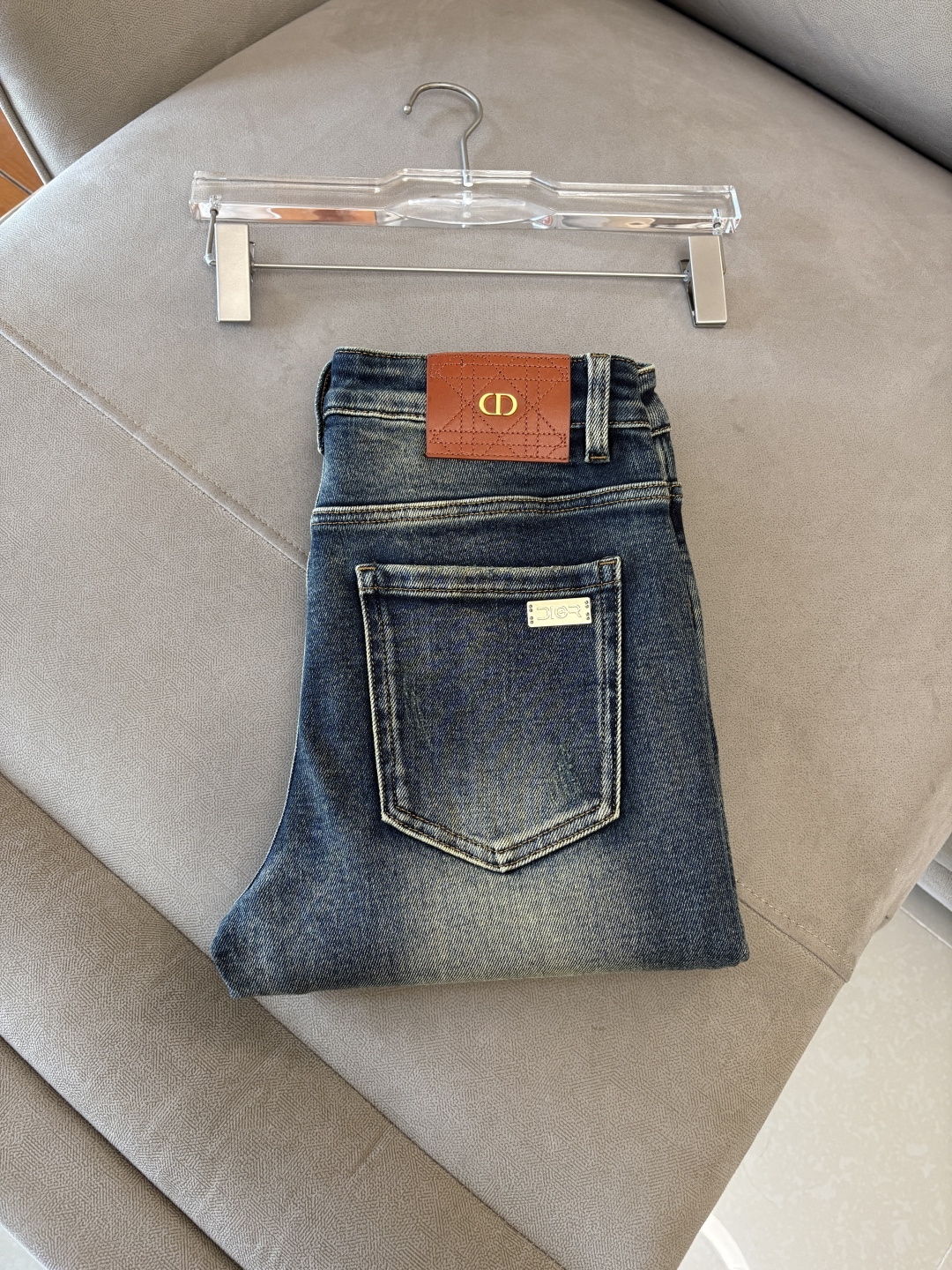 专柜🆕2025秋冬设计推荐 热卖牛仔裤🆕柔软亲肤面料 奢华头层牛皮腰牌 经典蓝洗水 专柜限量款 奢华感订