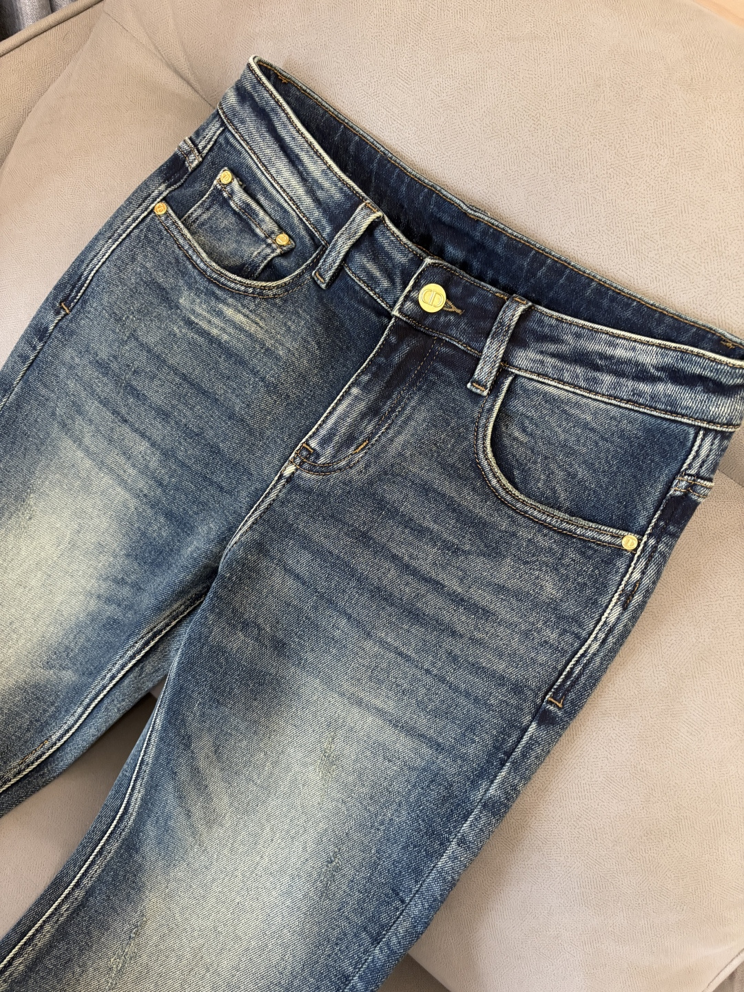 专柜🆕2025秋冬设计推荐 热卖牛仔裤🆕柔软亲肤面料 奢华头层牛皮腰牌 经典蓝洗水 专柜限量款 奢华感订