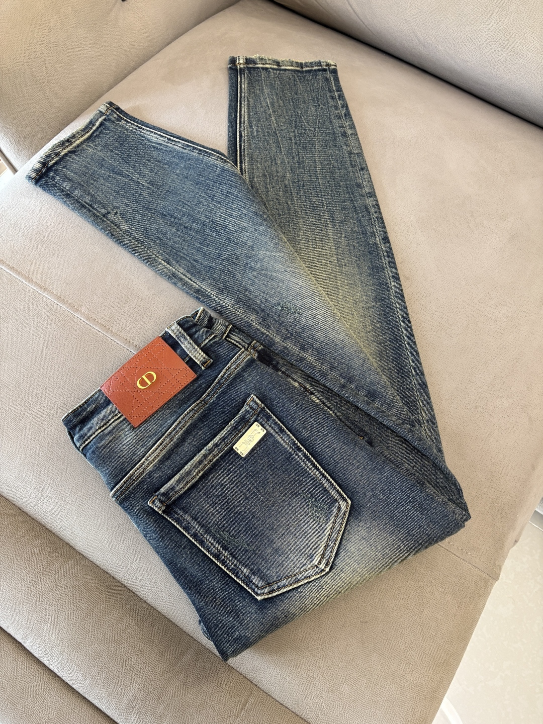 专柜🆕2025秋冬设计推荐 热卖牛仔裤🆕柔软亲肤面料 奢华头层牛皮腰牌 经典蓝洗水 专柜限量款 奢华感订