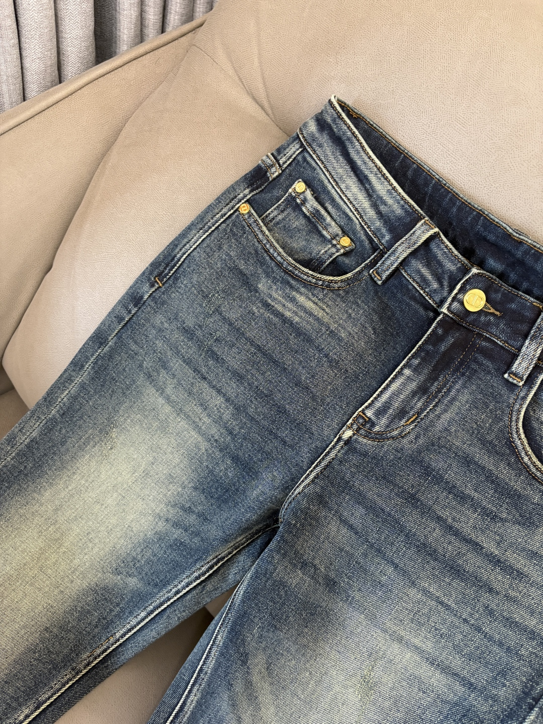 专柜🆕2025秋冬设计推荐 热卖牛仔裤🆕柔软亲肤面料 奢华头层牛皮腰牌 经典蓝洗水 专柜限量款 奢华感订