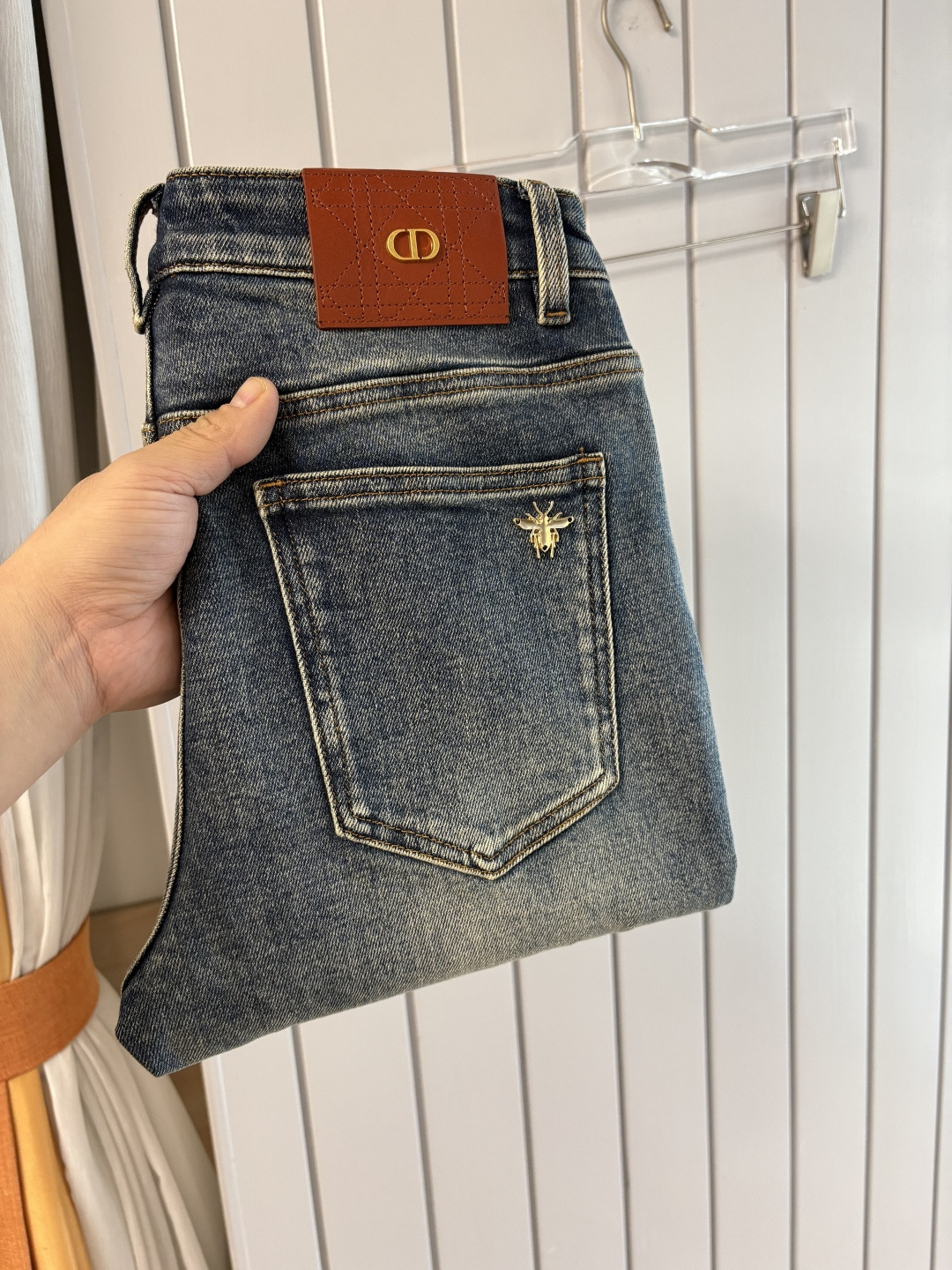 NO:685501,2025 Autumn and Winter Design Recommendations at the Counter Best Selling Jeans with Soft Skin Friendly Fabric Luxurious First Layer Cowhide Waist Tag Classic Blue Wash Limited Edition at the Counter Luxurious Customized Fabrics Craftsmanship + Washing Foreign Trade Quality and Detailed Processing Fully Perfect This Color is Absolutely Loved at the Counter Autumn and Winter Hot Selling Pre-sale Sold Out Popular Single Color Versatile Flavor Stretch Slim Small Straight Pants Type Size.29-38 No 35; 37 Size  FFF001,,jeans,cowhide,19860909专柜2025秋冬设计推荐 热卖牛仔裤柔软亲肤面料 奢华头层牛皮腰牌 经典蓝洗水 专柜限量款 奢华感订制面料 工艺+洗水外贸品质感细节处理满满到位 这颜色绝对爱了爱了专柜秋冬热卖预售即售完款爆单款色系百搭大牛味 弹力修身小直筒裤型 尺码.29-38 无35；37码 FFF001,,jeans,cowhide,,Men's clothing