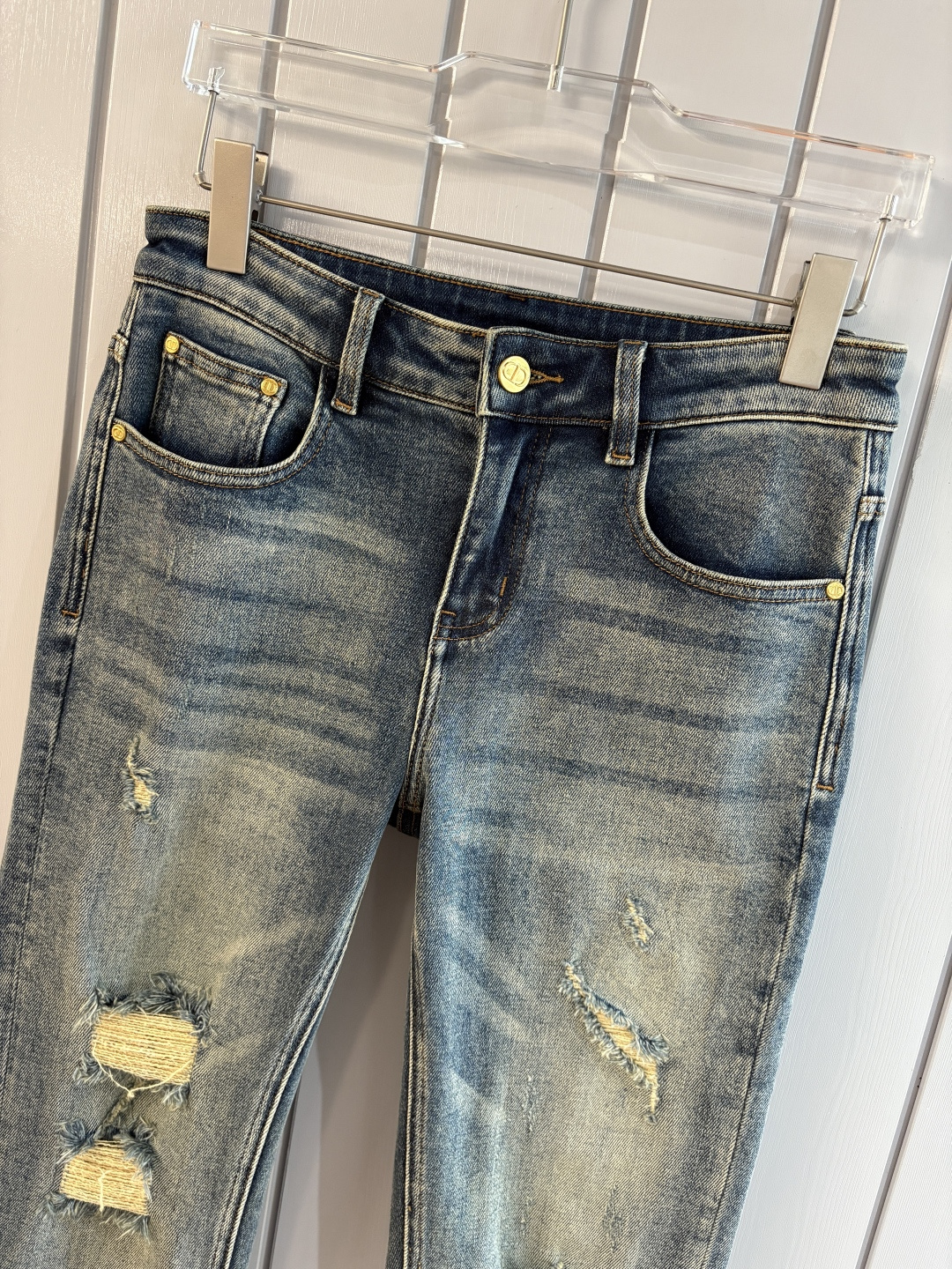 专柜🆕2025秋冬设计推荐 热卖牛仔裤🆕柔软亲肤面料 奢华头层牛皮腰牌 经典蓝洗水 专柜限量款 奢华感订