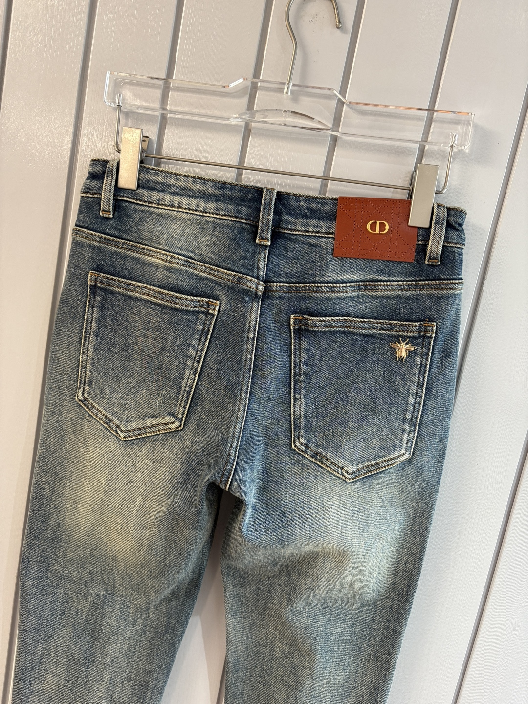 专柜🆕2025秋冬设计推荐 热卖牛仔裤🆕柔软亲肤面料 奢华头层牛皮腰牌 经典蓝洗水 专柜限量款 奢华感订