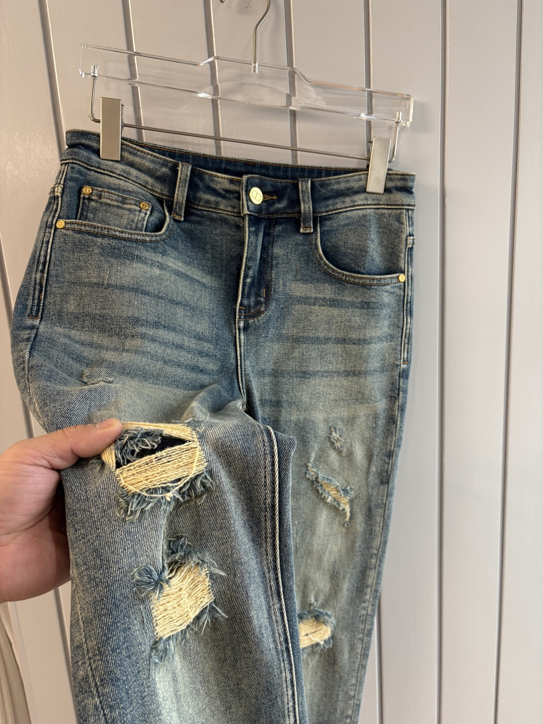 专柜🆕2025秋冬设计推荐 热卖牛仔裤🆕柔软亲肤面料 奢华头层牛皮腰牌 经典蓝洗水 专柜限量款 奢华感订