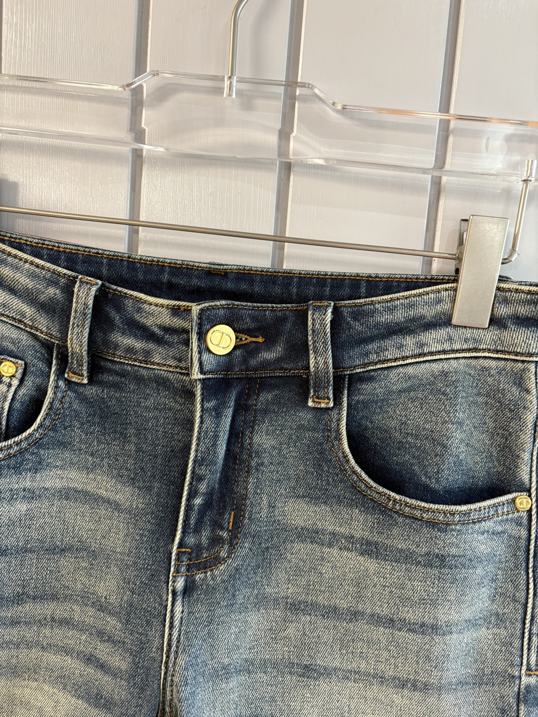 专柜🆕2025秋冬设计推荐 热卖牛仔裤🆕柔软亲肤面料 奢华头层牛皮腰牌 经典蓝洗水 专柜限量款 奢华感订