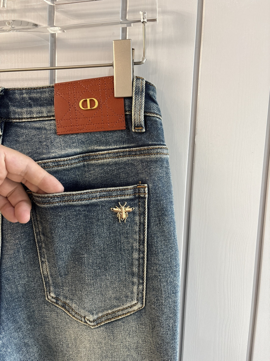 专柜🆕2025秋冬设计推荐 热卖牛仔裤🆕柔软亲肤面料 奢华头层牛皮腰牌 经典蓝洗水 专柜限量款 奢华感订