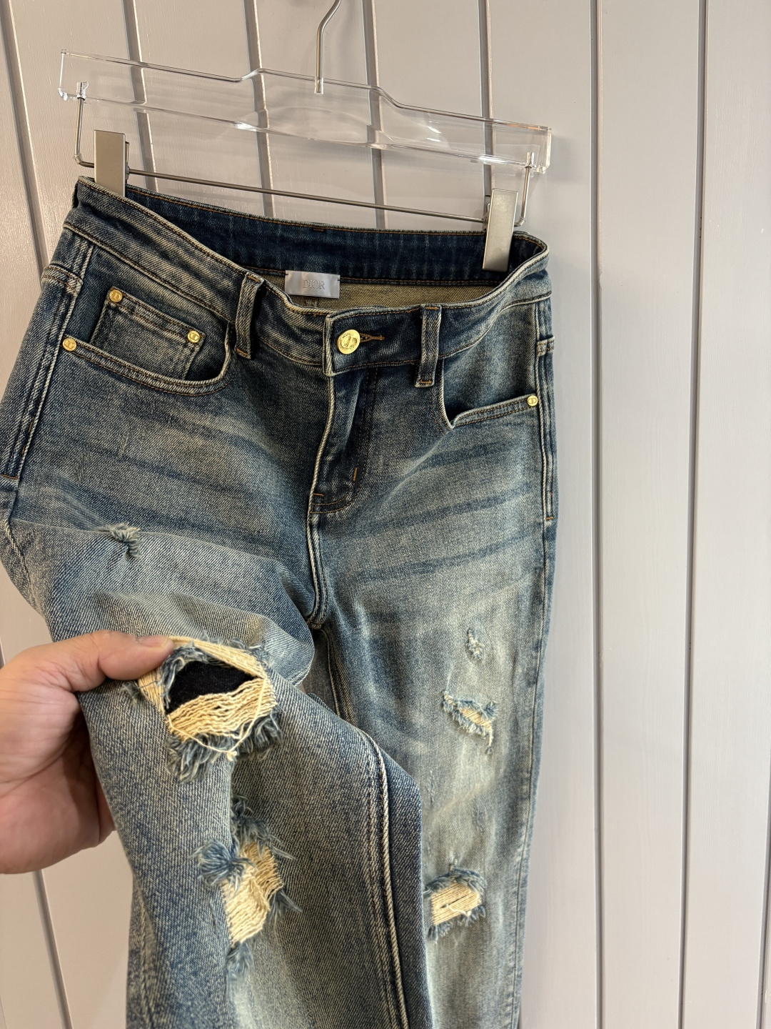 专柜🆕2025秋冬设计推荐 热卖牛仔裤🆕柔软亲肤面料 奢华头层牛皮腰牌 经典蓝洗水 专柜限量款 奢华感订