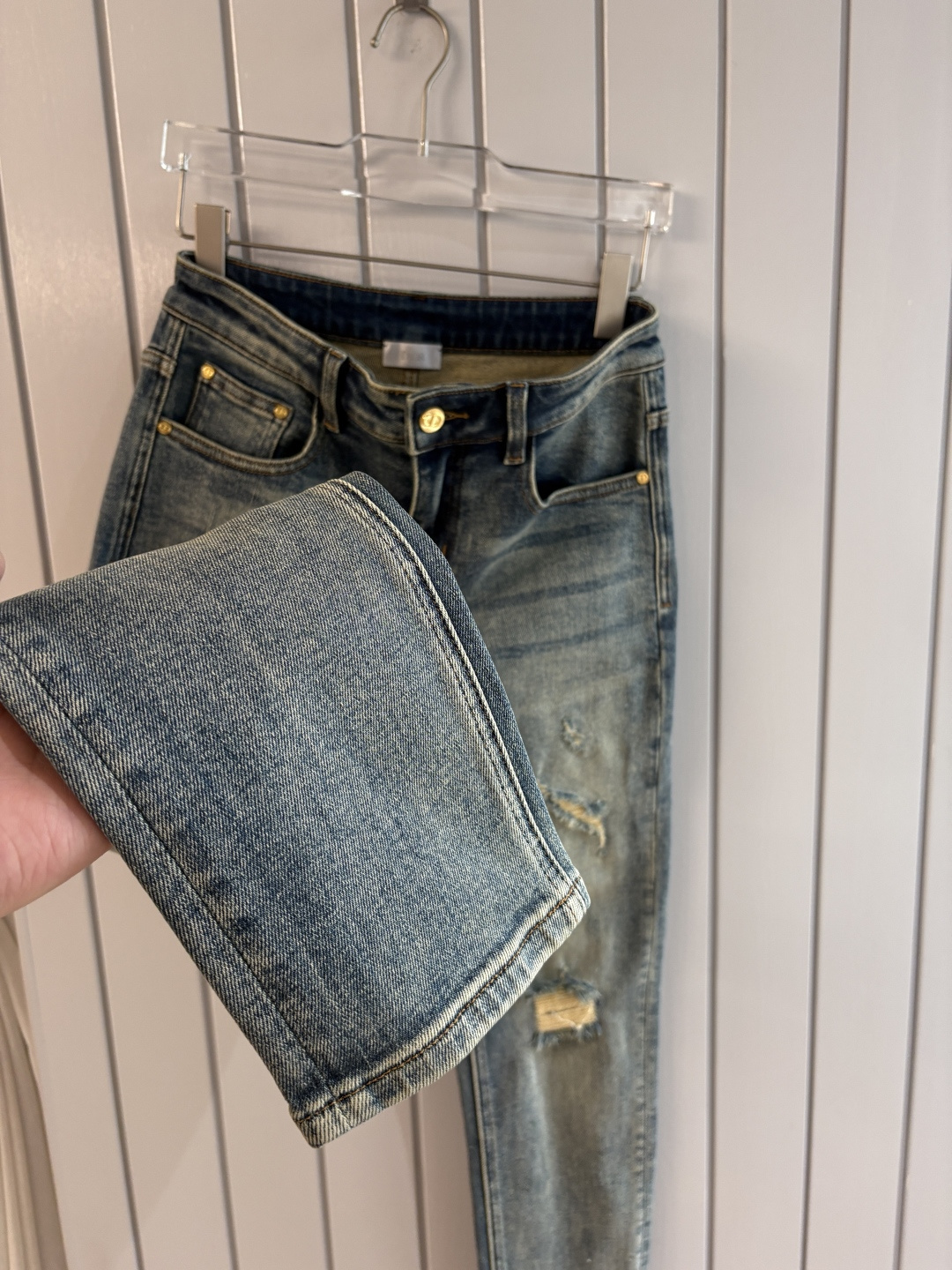 专柜🆕2025秋冬设计推荐 热卖牛仔裤🆕柔软亲肤面料 奢华头层牛皮腰牌 经典蓝洗水 专柜限量款 奢华感订