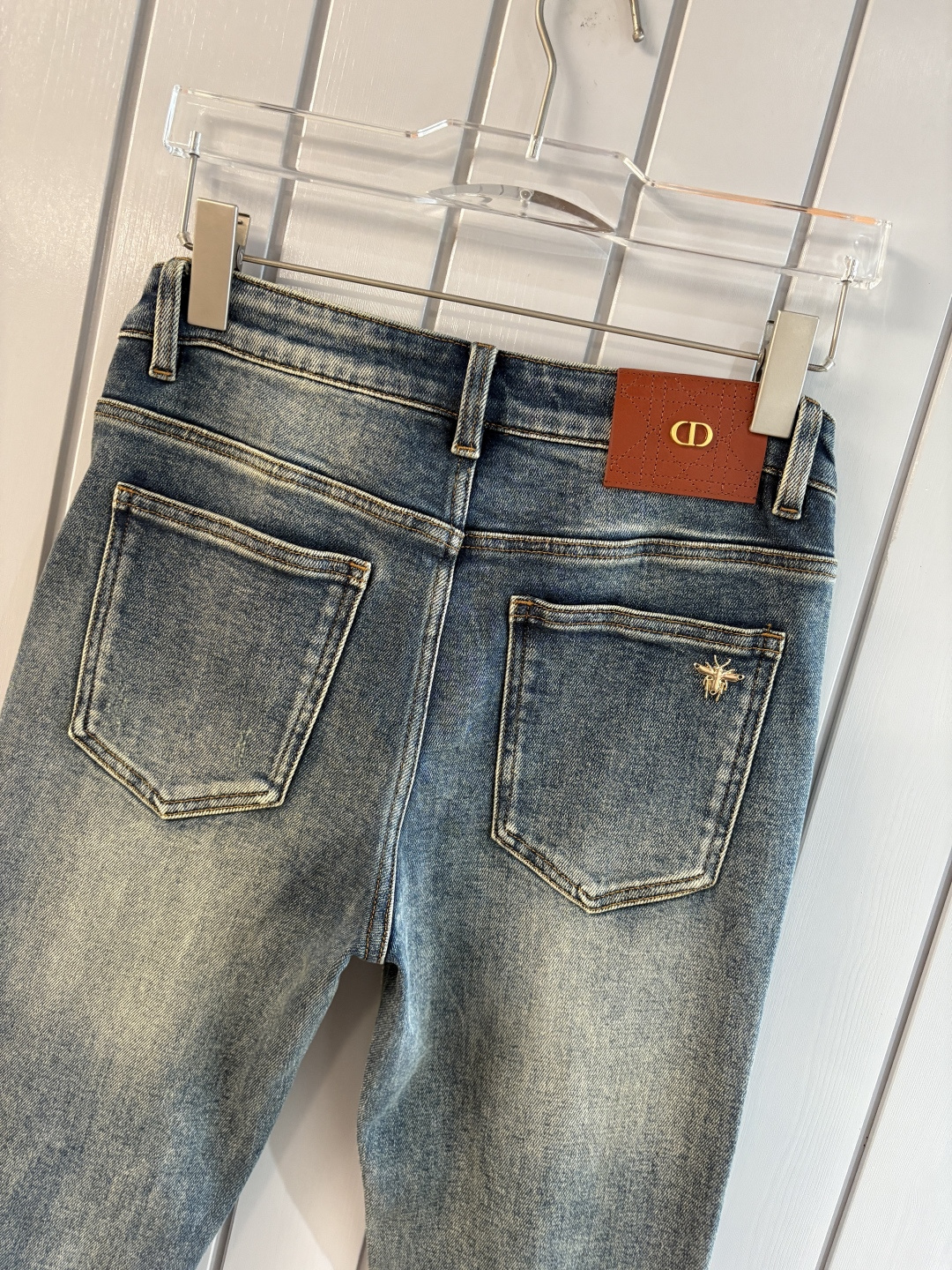 专柜🆕2025秋冬设计推荐 热卖牛仔裤🆕柔软亲肤面料 奢华头层牛皮腰牌 经典蓝洗水 专柜限量款 奢华感订