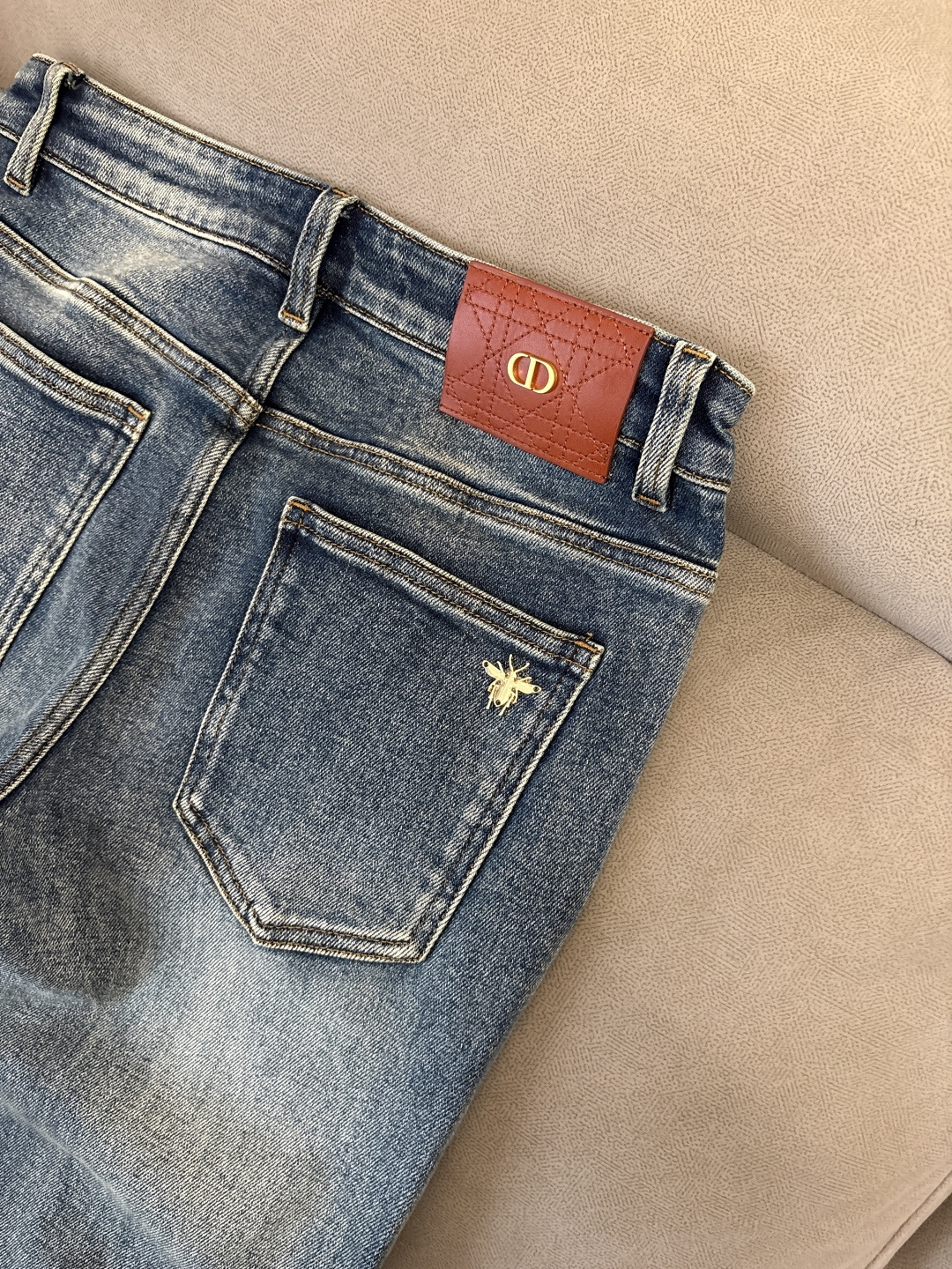 专柜🆕2025秋冬设计推荐 热卖牛仔裤🆕柔软亲肤面料 奢华头层牛皮腰牌 经典蓝洗水 专柜限量款 奢华感订