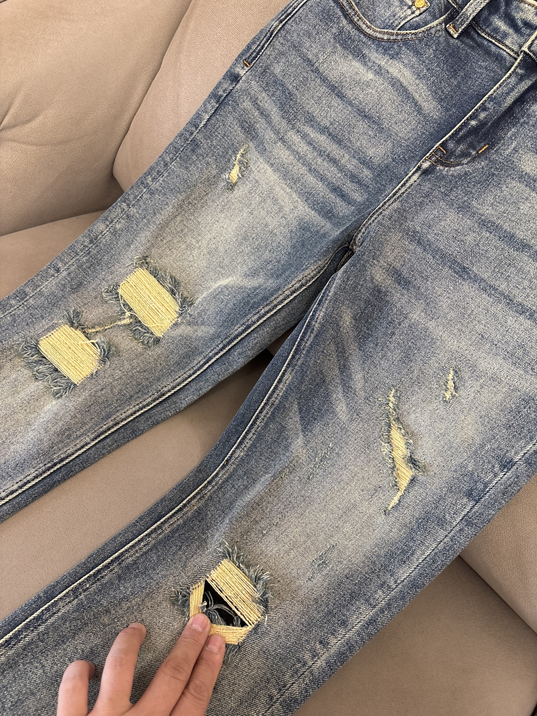 专柜🆕2025秋冬设计推荐 热卖牛仔裤🆕柔软亲肤面料 奢华头层牛皮腰牌 经典蓝洗水 专柜限量款 奢华感订