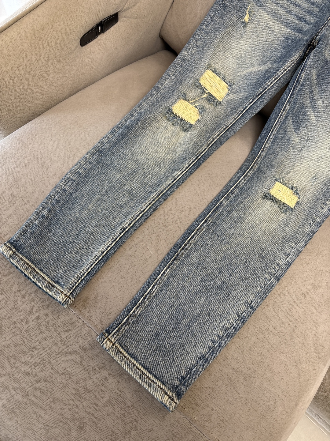 专柜🆕2025秋冬设计推荐 热卖牛仔裤🆕柔软亲肤面料 奢华头层牛皮腰牌 经典蓝洗水 专柜限量款 奢华感订