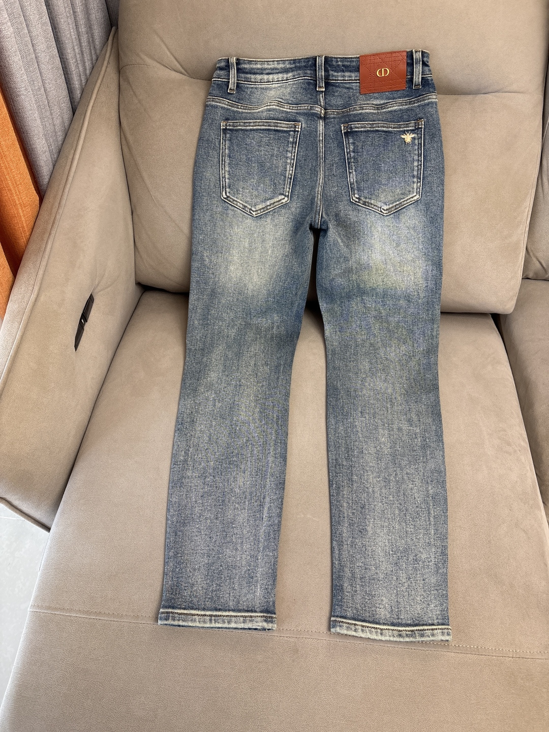 专柜🆕2025秋冬设计推荐 热卖牛仔裤🆕柔软亲肤面料 奢华头层牛皮腰牌 经典蓝洗水 专柜限量款 奢华感订