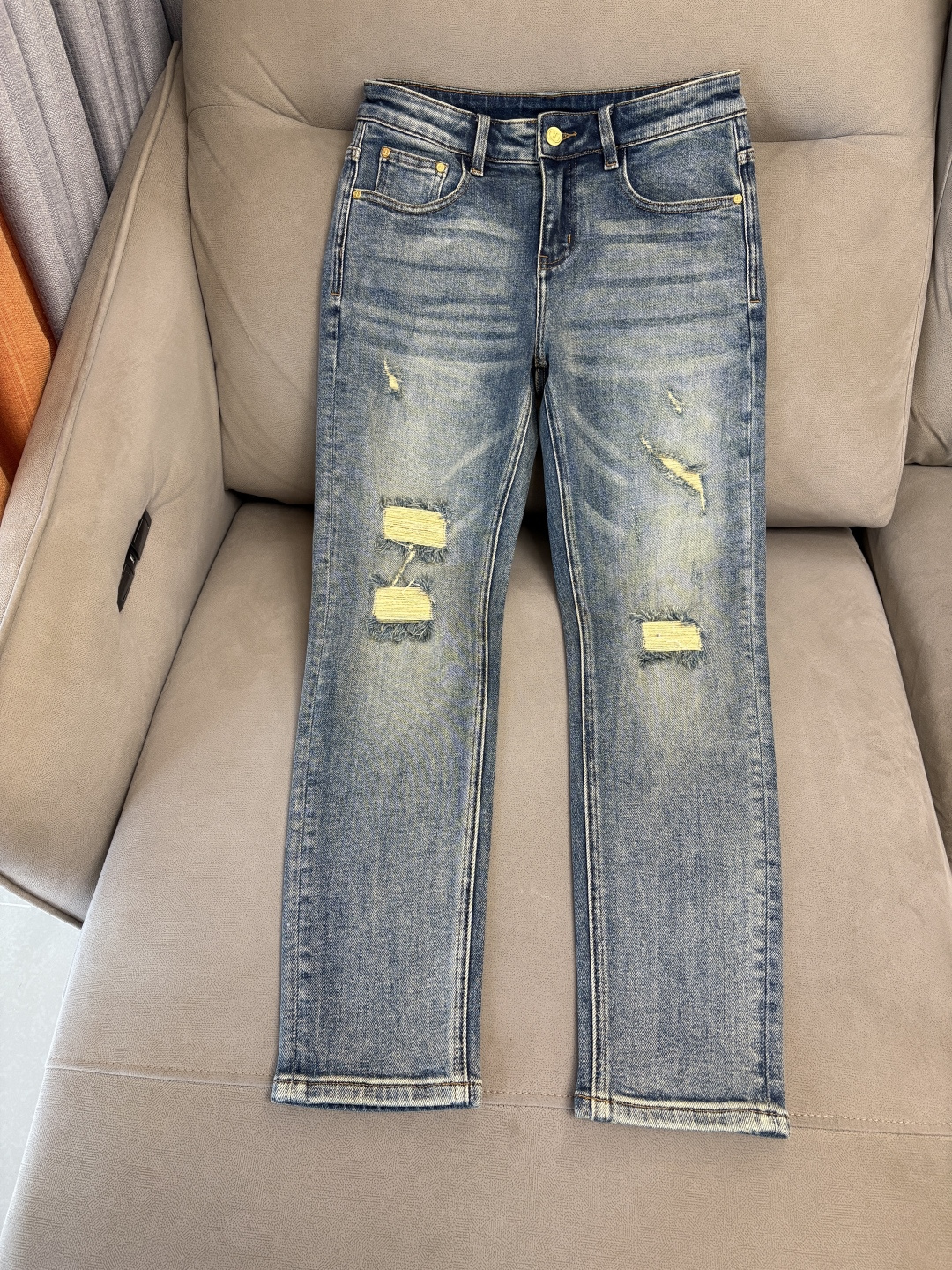 专柜🆕2025秋冬设计推荐 热卖牛仔裤🆕柔软亲肤面料 奢华头层牛皮腰牌 经典蓝洗水 专柜限量款 奢华感订