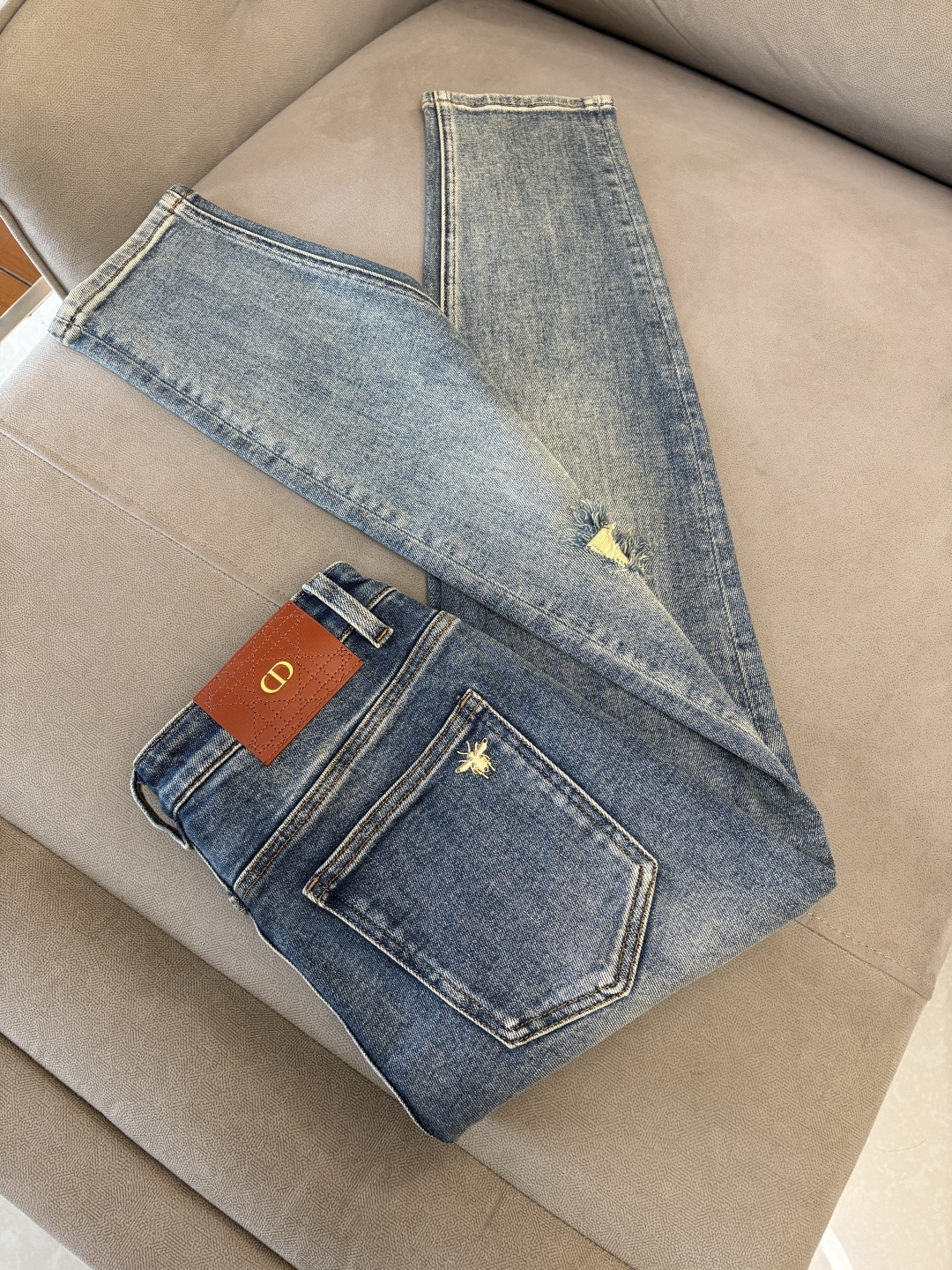 专柜🆕2025秋冬设计推荐 热卖牛仔裤🆕柔软亲肤面料 奢华头层牛皮腰牌 经典蓝洗水 专柜限量款 奢华感订