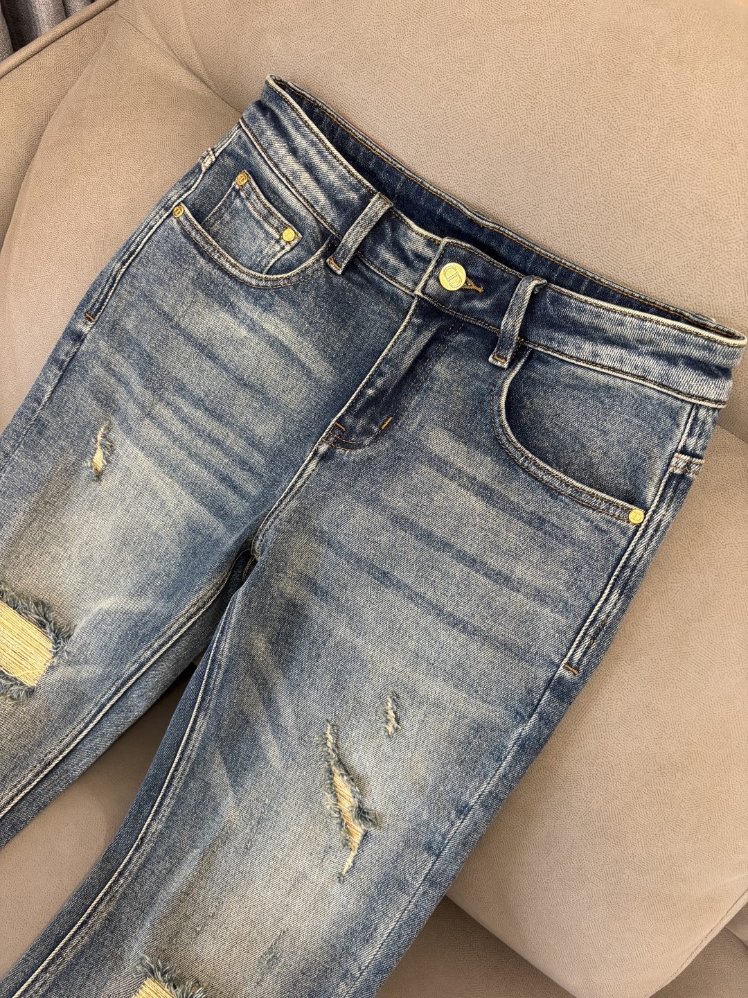 专柜🆕2025秋冬设计推荐 热卖牛仔裤🆕柔软亲肤面料 奢华头层牛皮腰牌 经典蓝洗水 专柜限量款 奢华感订