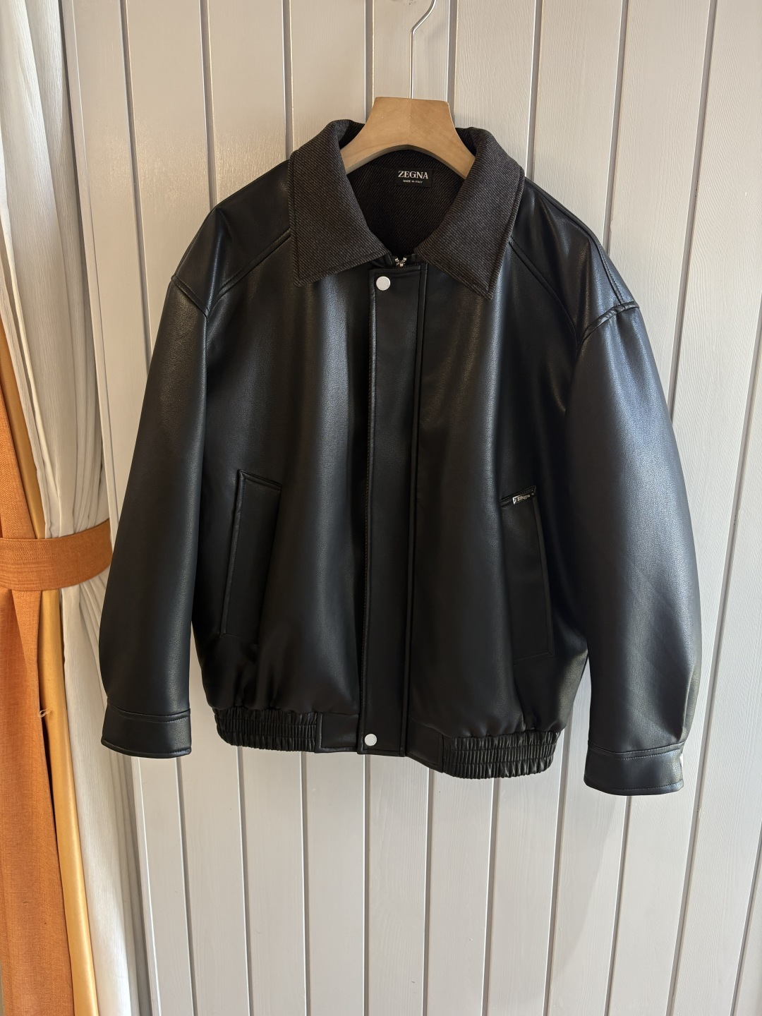 NO:691486,Genie's 2025 counter duck down latest Italian old money style~comfortable and breathable hunting jacket down jacket, top quality products from the channel, very high-end business casual style, Italian old money style family autumn and winter new style, suitable for commuting and leisure,  The placket zipper adopts the design of double zipper pullers, which can be easily recessed. The design of the stand-up collar makes it more urban elite style. The side pockets are slanted, which is beautiful and practical. The custom-made high-woven vertical stripes and high-density cupro fiber lining are close-fitting, smooth and delicate. Customized original hardware zippers and labels are provided to highlight the quality control of high-luxury channels through details!  Size M-3XL,,zegna,jackets & coats,jackets & coats,down jacket,19860909杰尼2025专柜鸭绒最新款意式老钱风~舒适透气猎装夹克羽绒外套,渠道顶级牛货,很高级的商务休闲风,意式老钱风家族秋冬新款,可通勤休闲的一款, 襟拉链采用双拉链头的设计,可轻松凹造型,立领的设计示,更显都市精英风范,侧面斜插口袋,美观又实用,定制高织竖条纹高密铜氨纤维衬里,贴身爽滑细腻,客供定制原厂五金拉链,标唛,透过细节彰显出高奢渠道品控质感！ 码数M-3XL,,zegna,jackets & coats,jackets & coats,down jacket,,Men's clothing